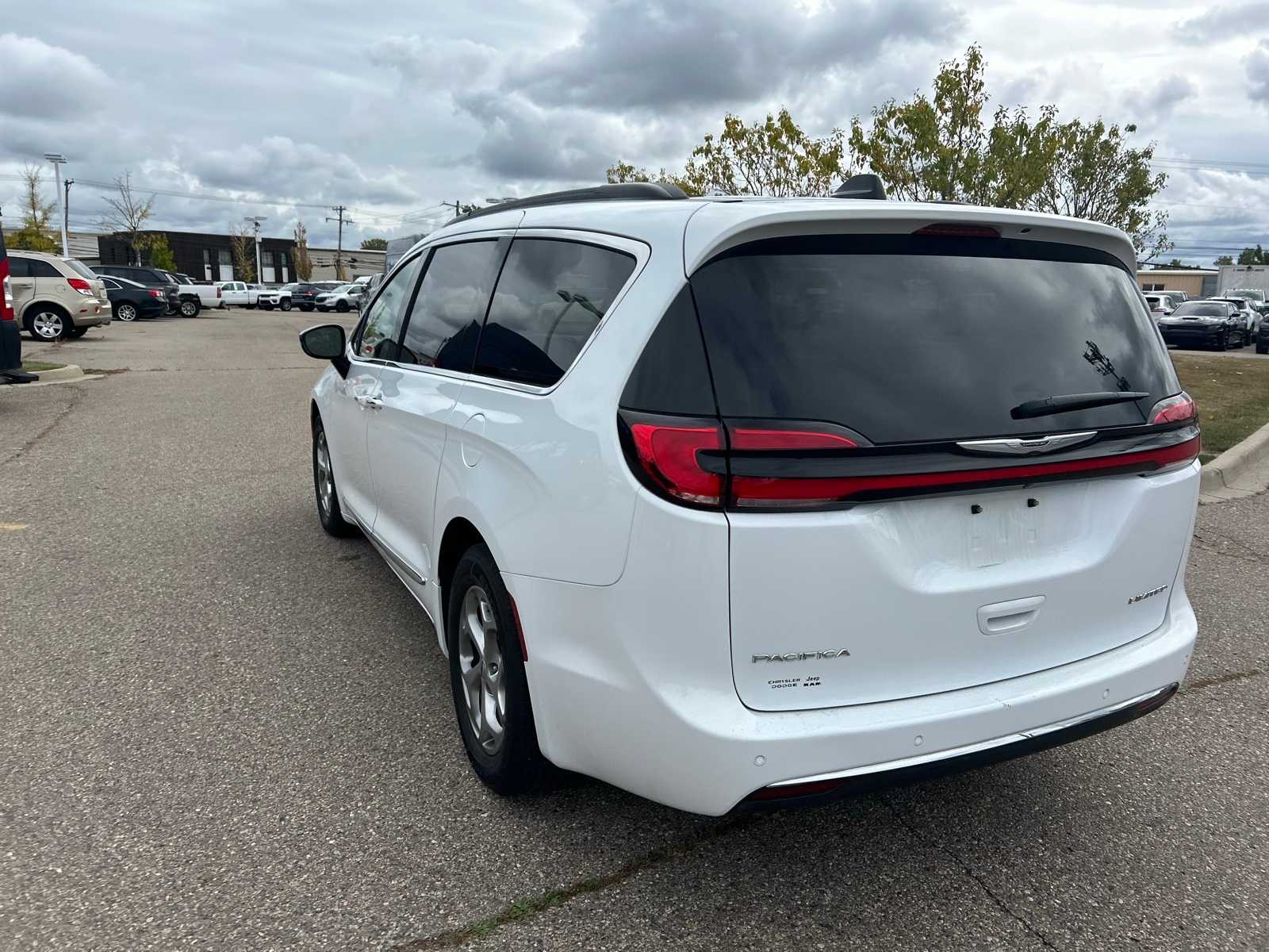 Thumbnail: 2023 Chrysler Pacifica - 25
