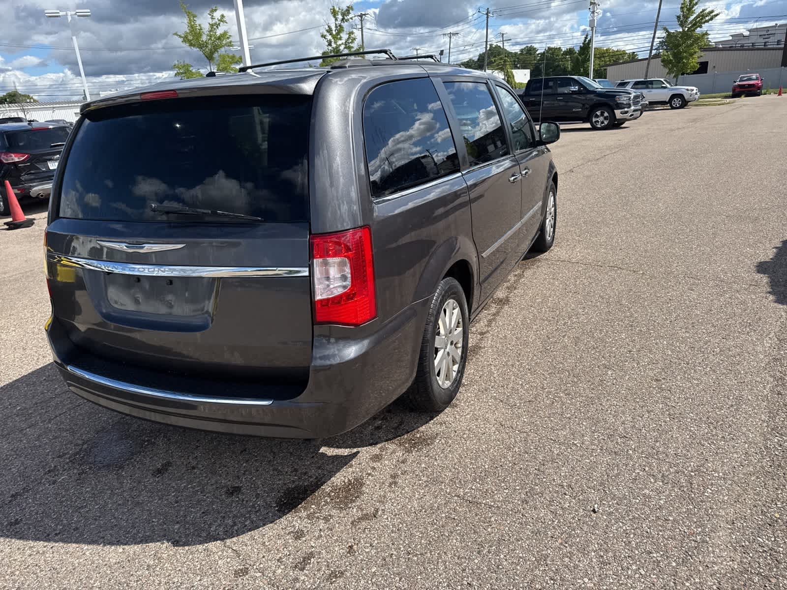 Thumbnail: 2015 Chrysler Town & Country - 16
