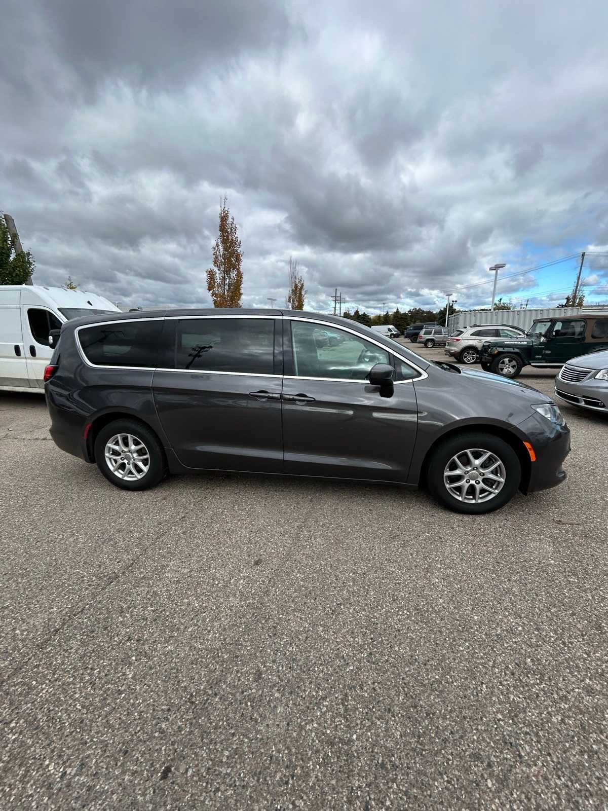 Thumbnail: 2017 Chrysler Pacifica - 13