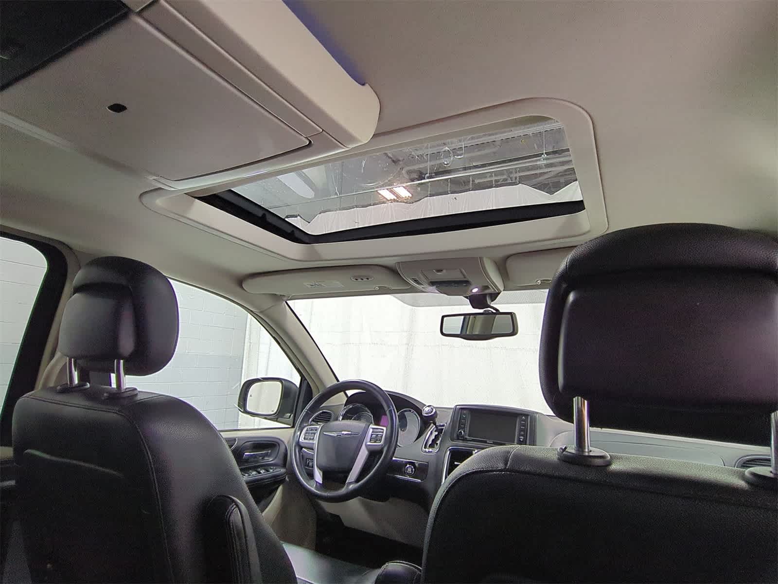 Thumbnail: 2016 Chrysler Town & Country - 23