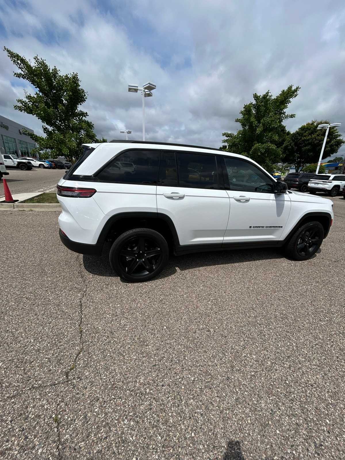 Thumbnail: 2023 Jeep Grand Cherokee - 14