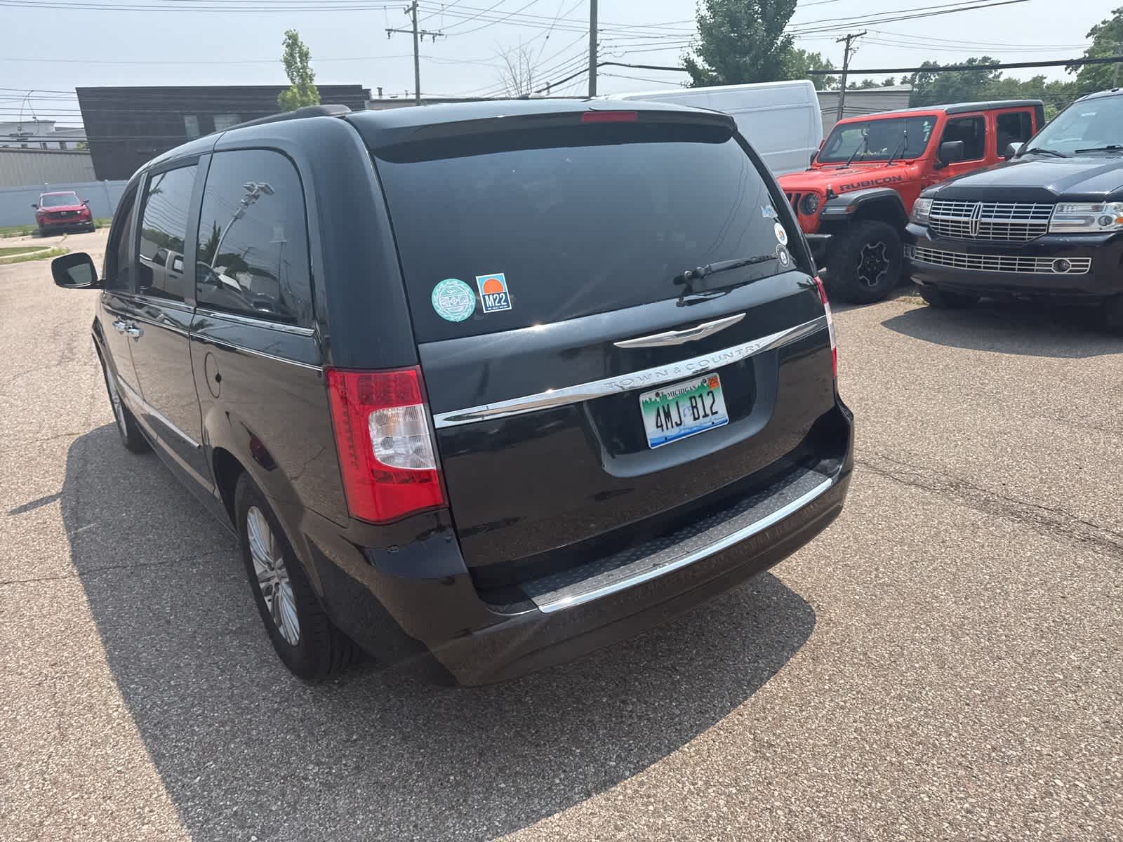 Thumbnail: 2016 Chrysler Town & Country - 21