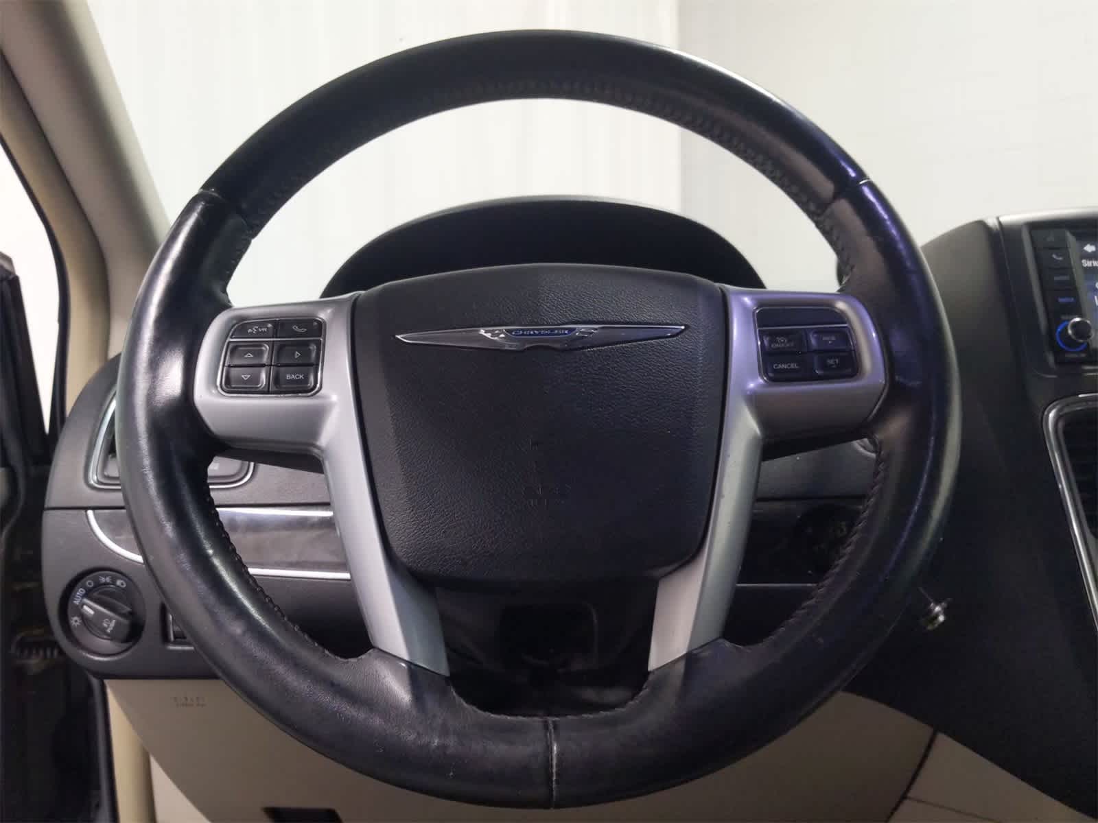 Thumbnail: 2014 Chrysler Town & Country - 23