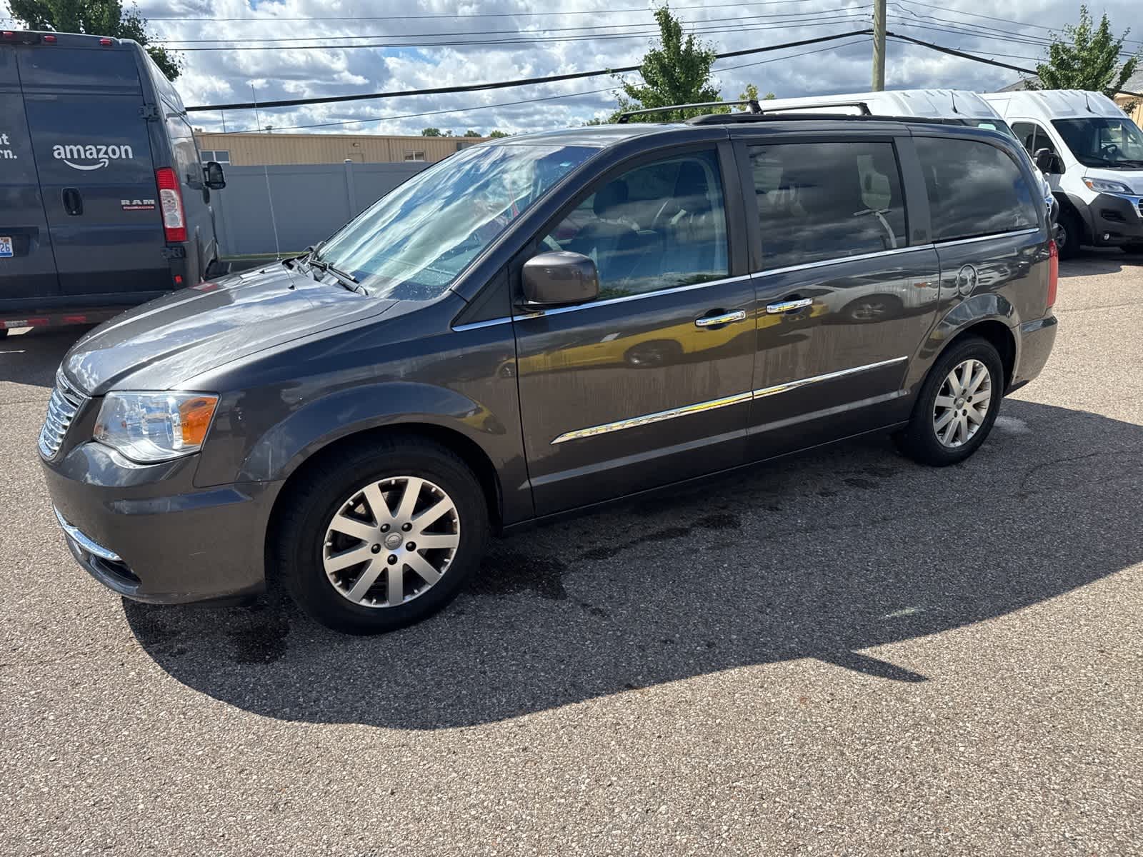 Thumbnail: 2015 Chrysler Town & Country - 25