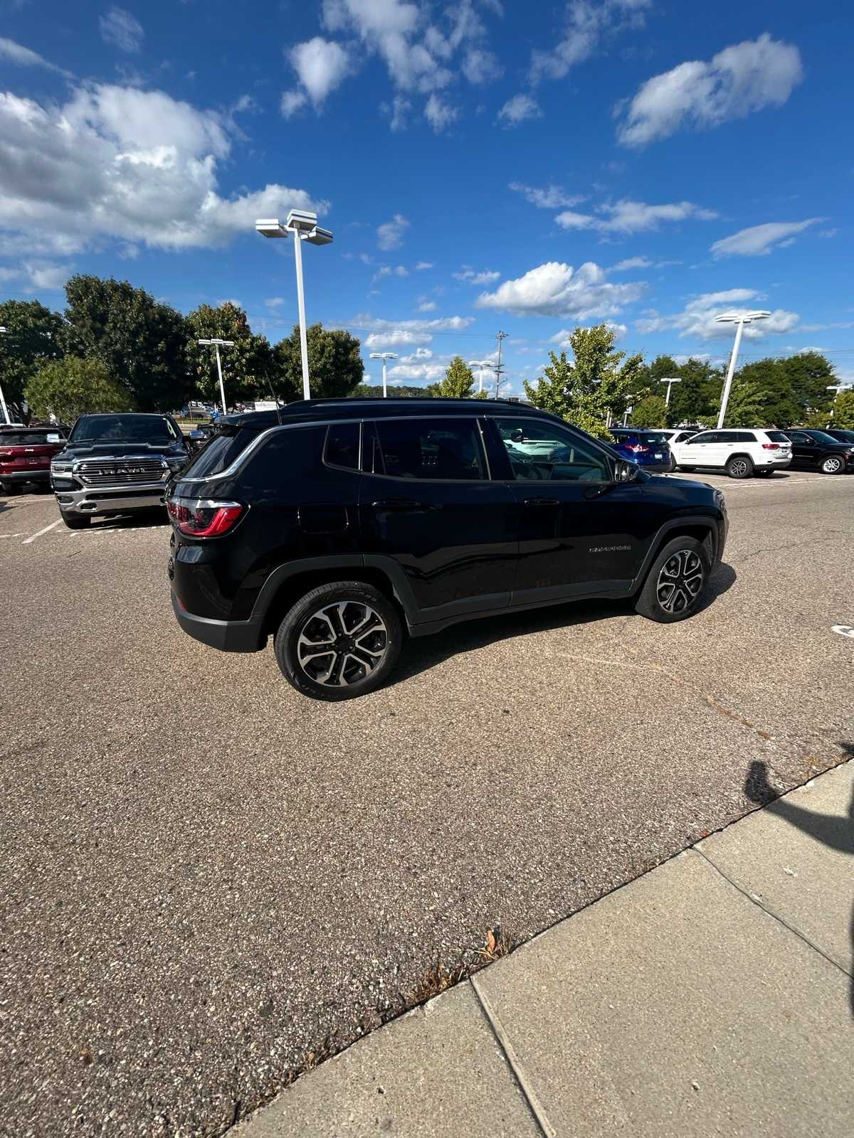 Thumbnail: 2022 Jeep Compass - 16