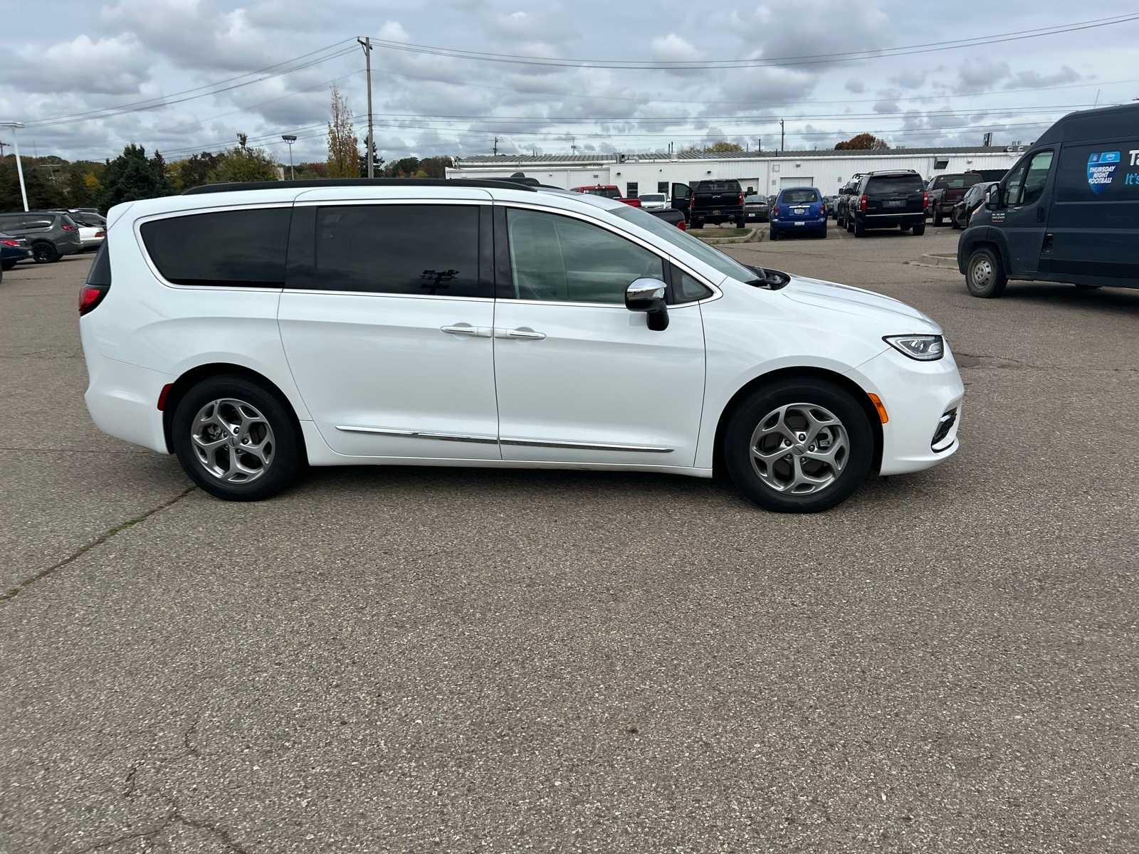 Thumbnail: 2023 Chrysler Pacifica - 13