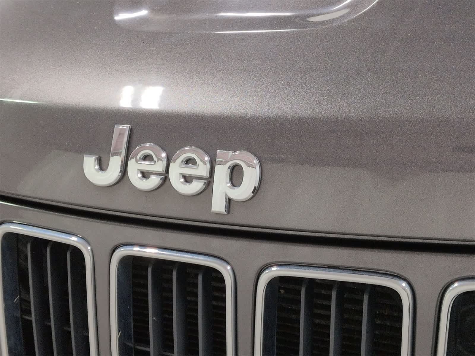 Thumbnail: 2015 Jeep Grand Cherokee - 12