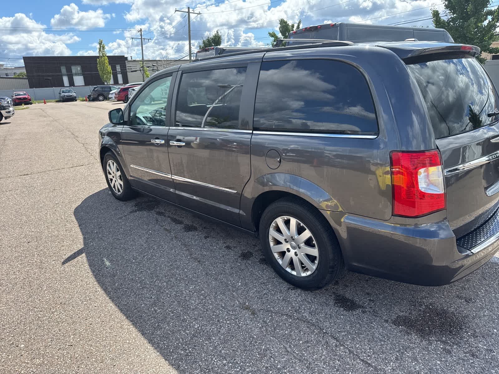 Thumbnail: 2015 Chrysler Town & Country - 21