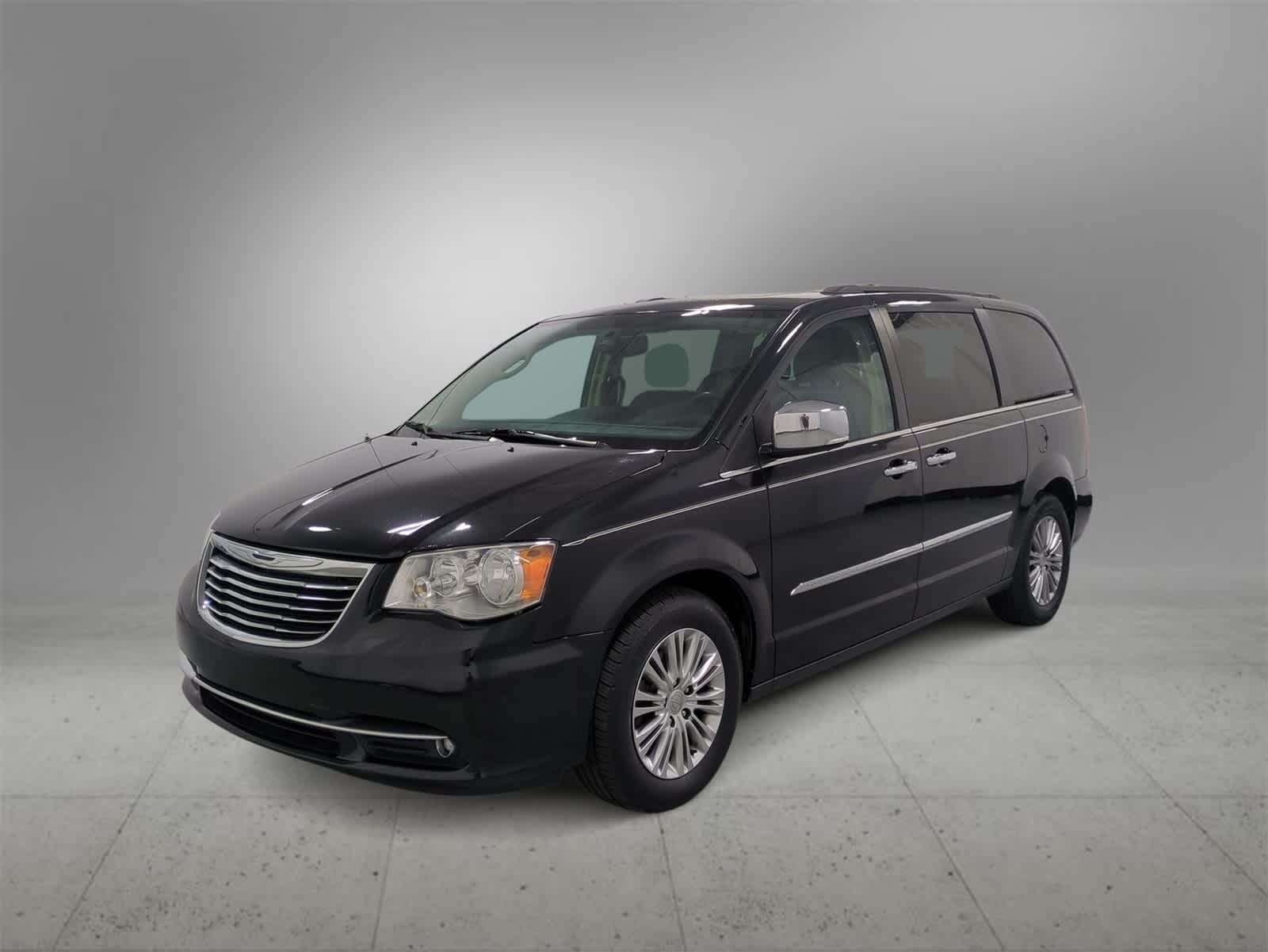 Thumbnail: 2016 Chrysler Town & Country - 4