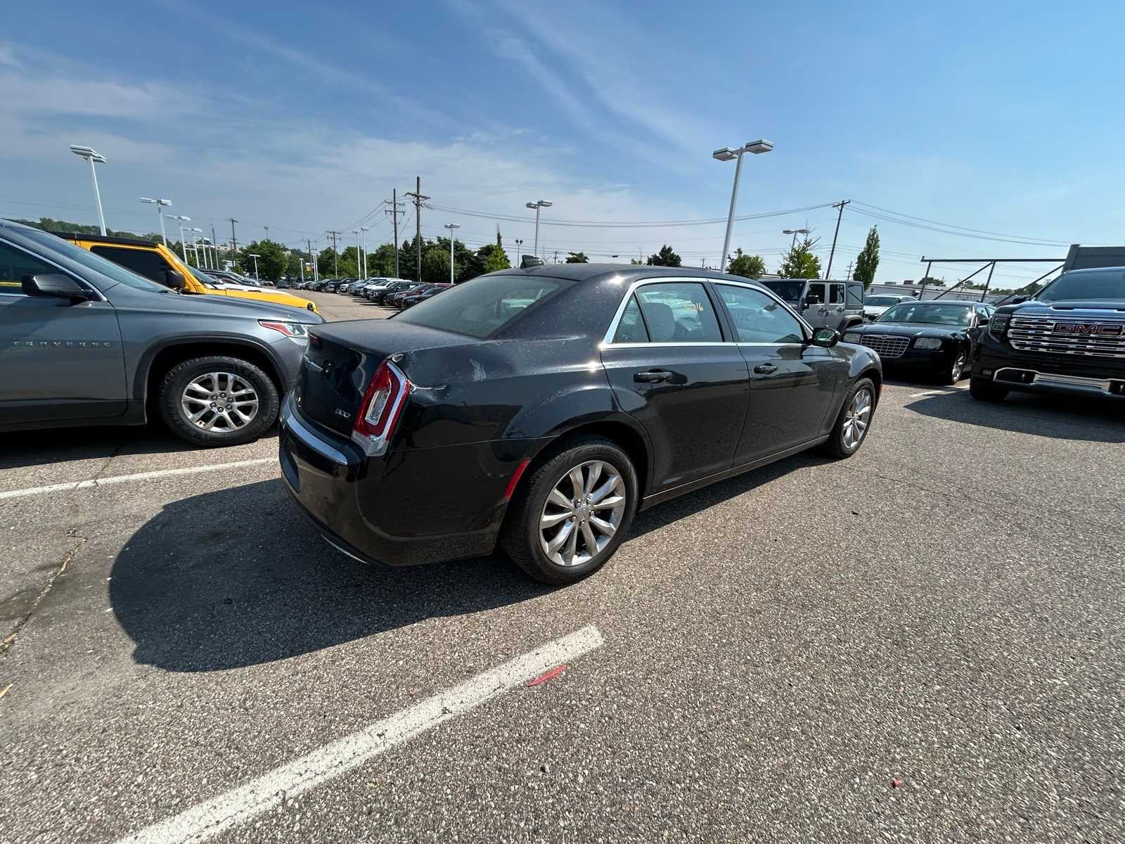 Thumbnail: 2023 Chrysler 300 - 16