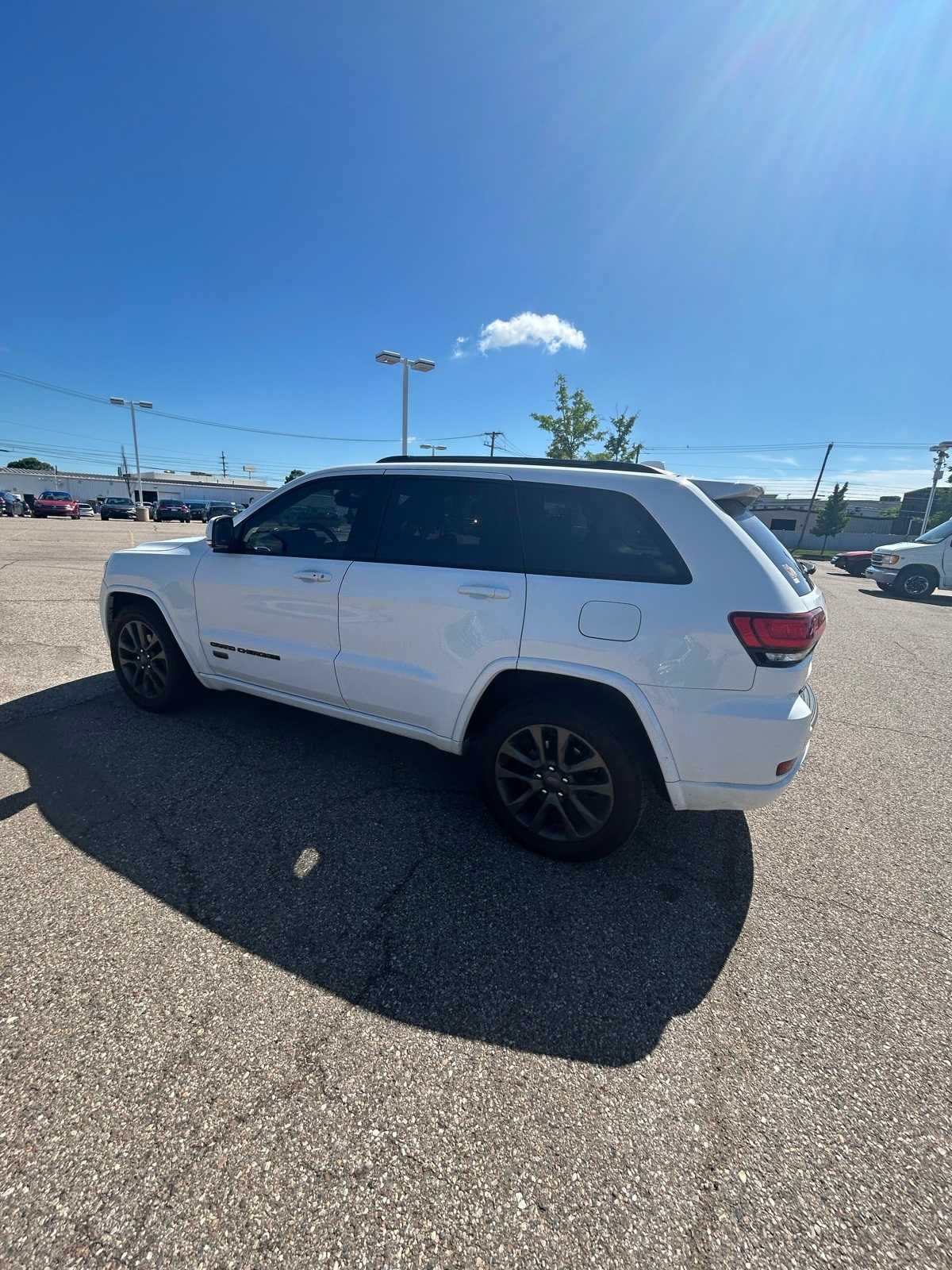 Thumbnail: 2017 Jeep Grand Cherokee - 25