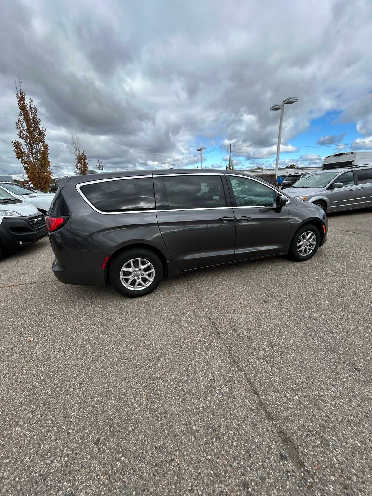 Thumbnail: 2017 Chrysler Pacifica - 16