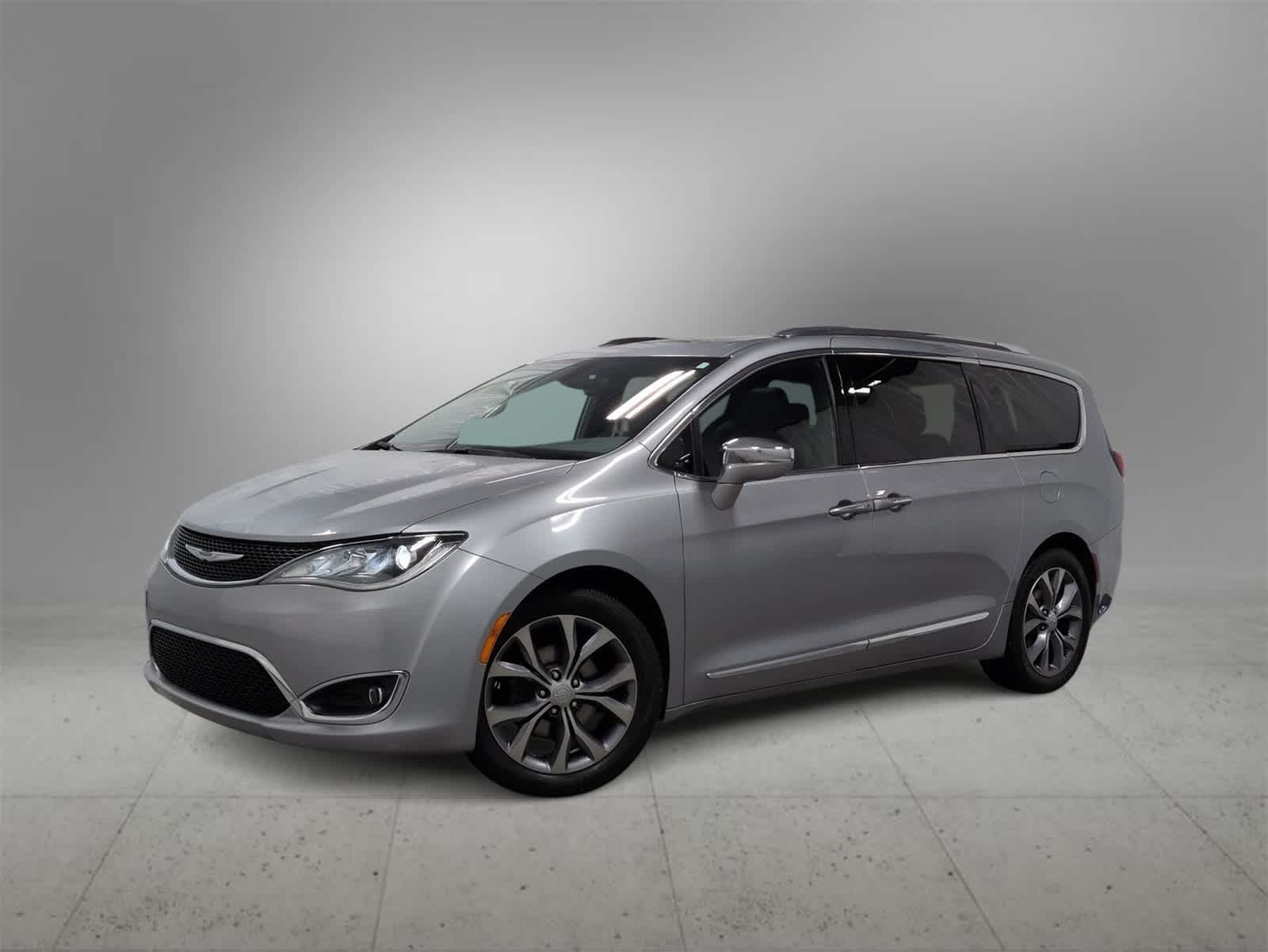 2020 Chrysler Pacifica Limited's photo