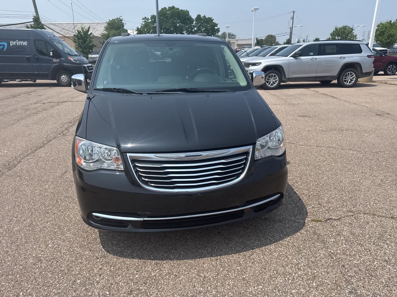 Thumbnail: 2016 Chrysler Town & Country - 5