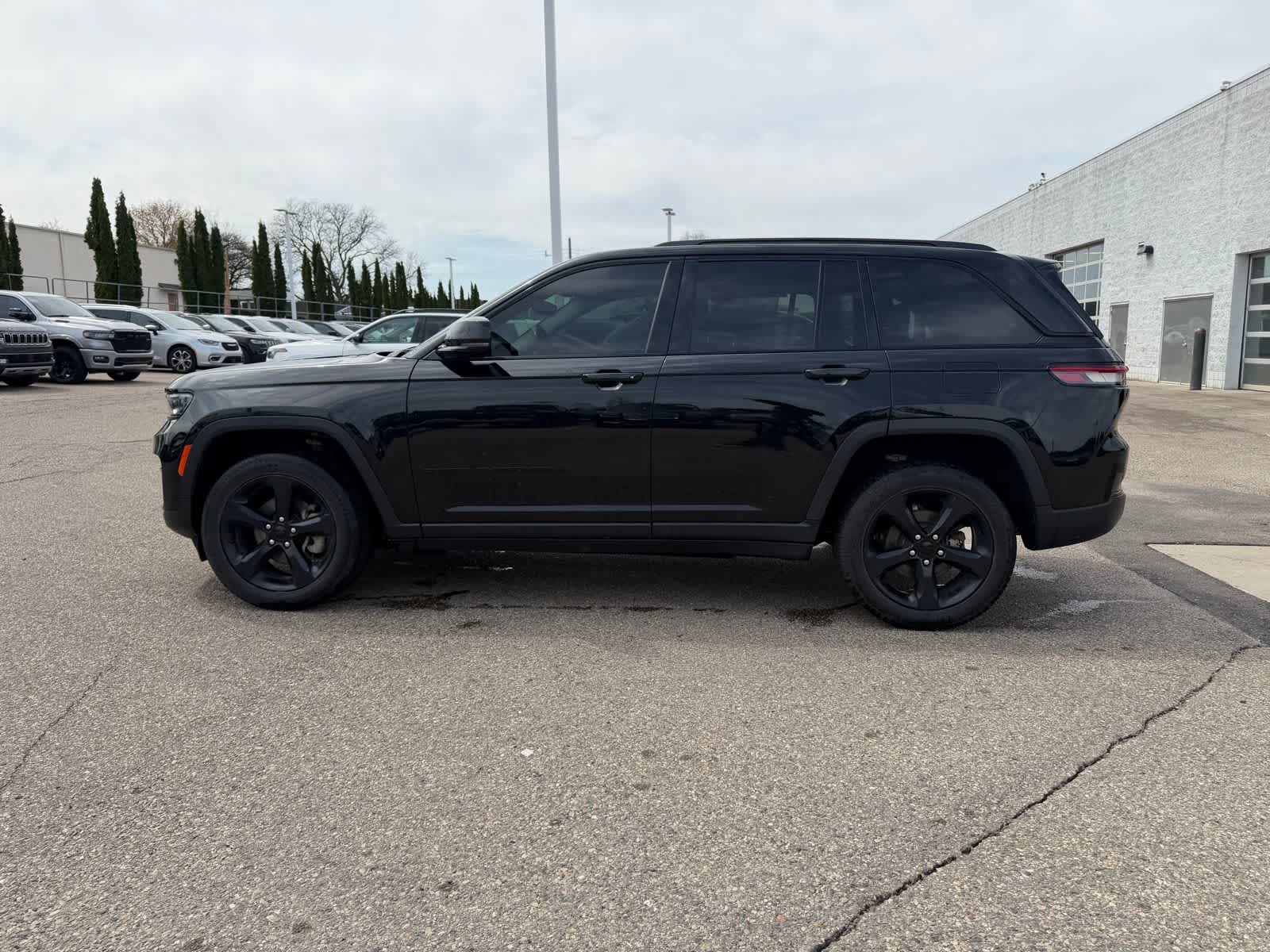 Thumbnail: 2023 Jeep Grand Cherokee - 28
