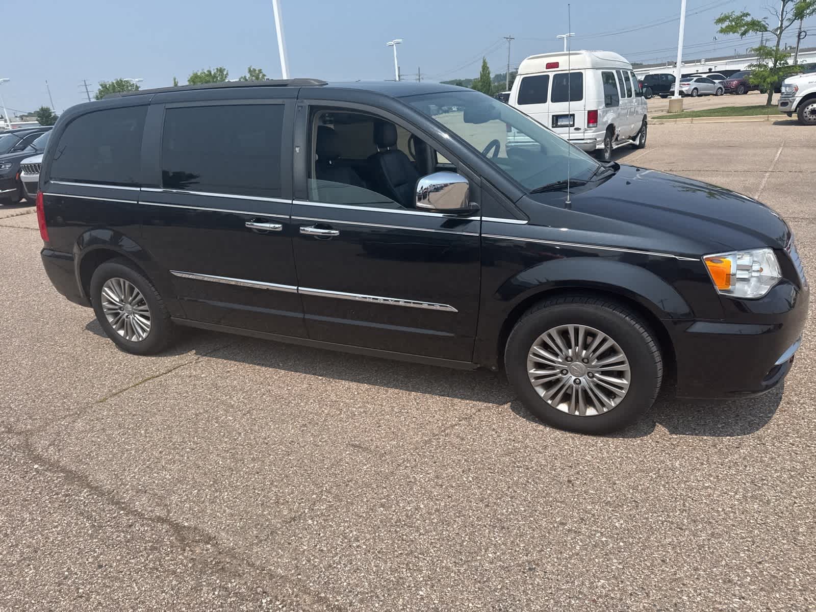 Thumbnail: 2016 Chrysler Town & Country - 10
