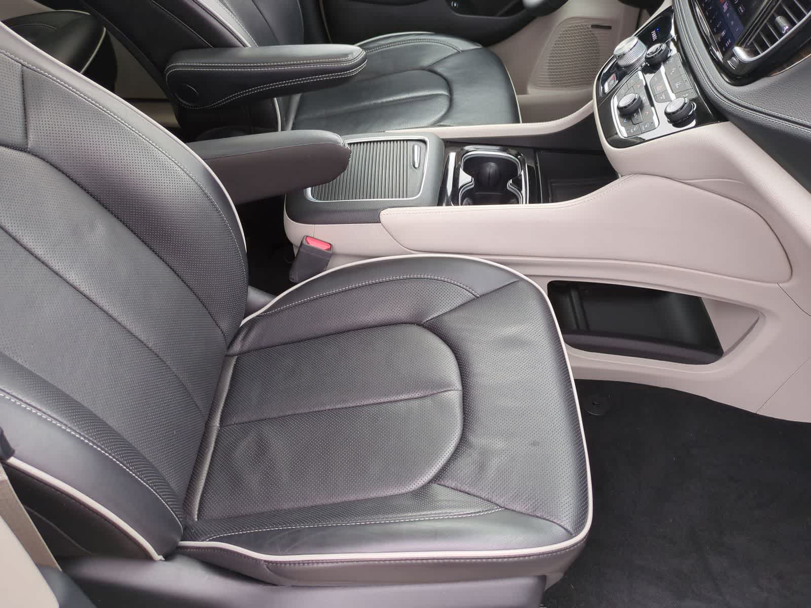 Thumbnail: 2022 Chrysler Pacifica - 24