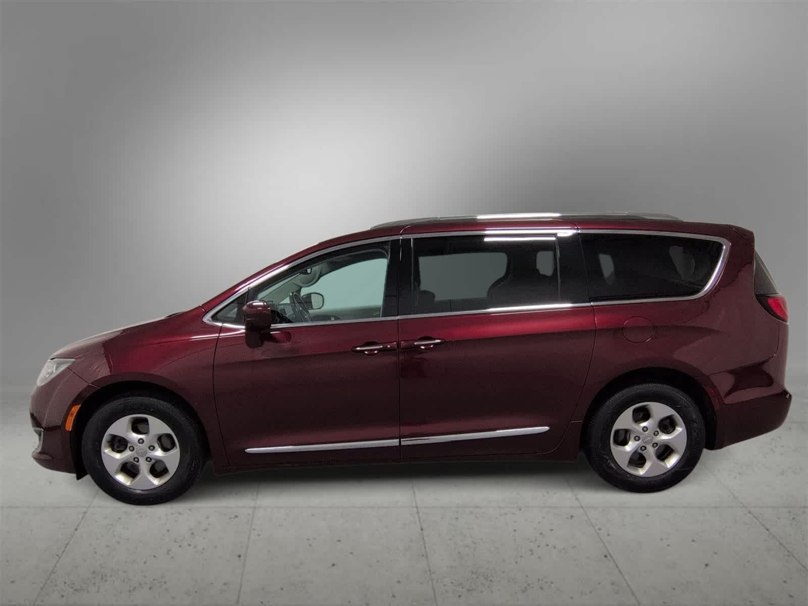 Thumbnail: 2017 Chrysler Pacifica - 5