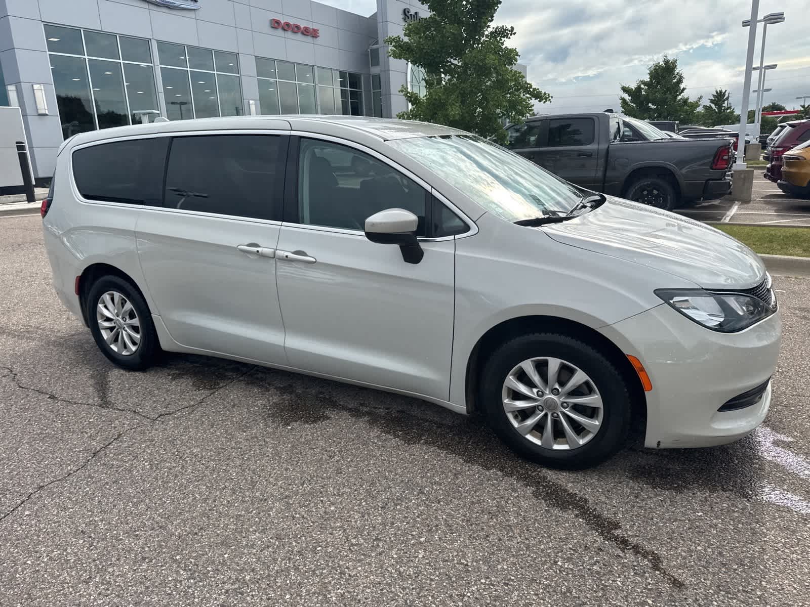 Thumbnail: 2017 Chrysler Pacifica - 10