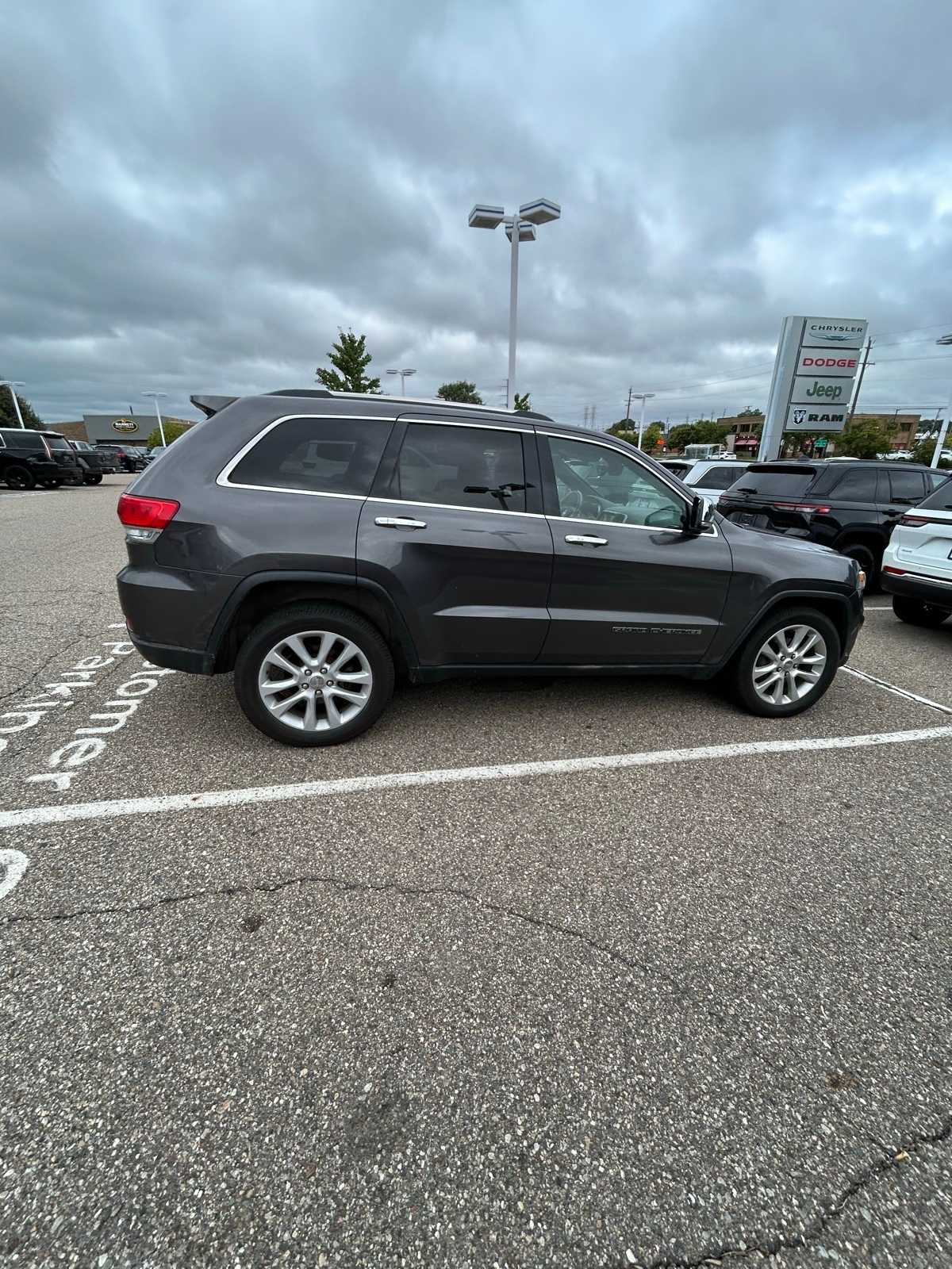 Thumbnail: 2017 Jeep Grand Cherokee - 12