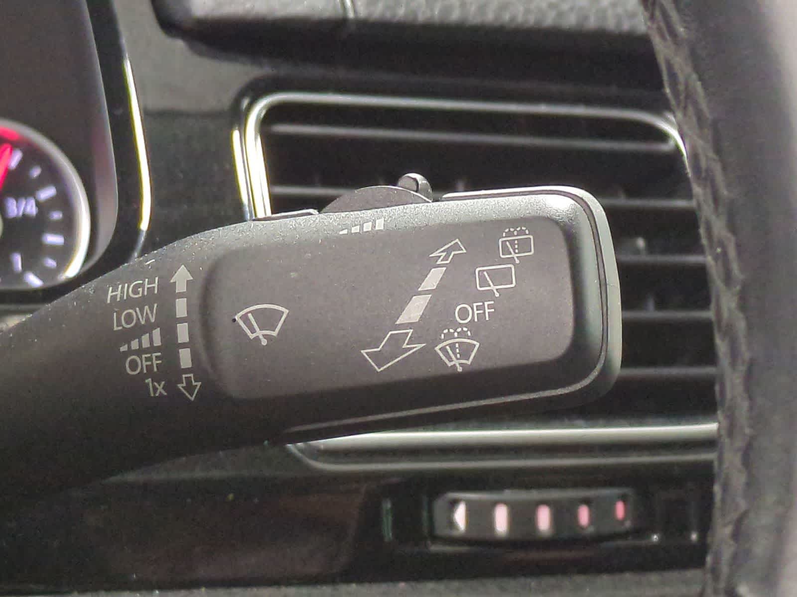 Thumbnail: 2014 Volkswagen Touareg - 26