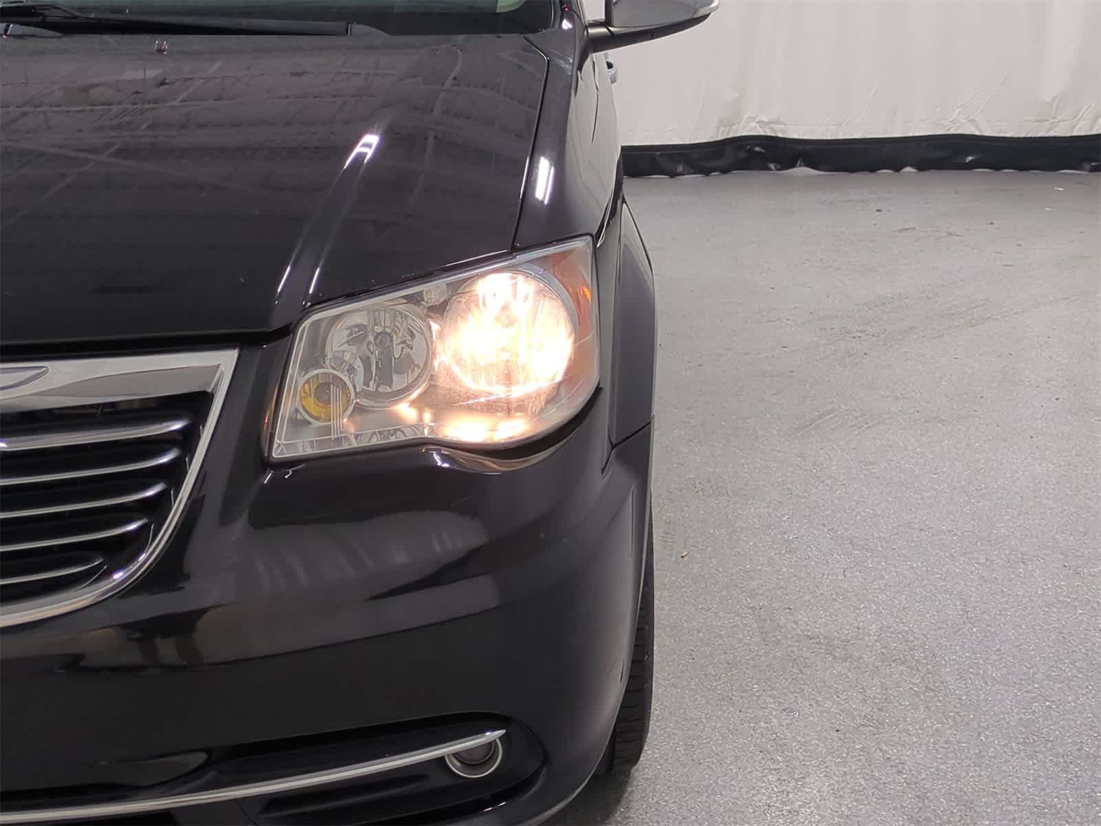 Thumbnail: 2016 Chrysler Town & Country - 11
