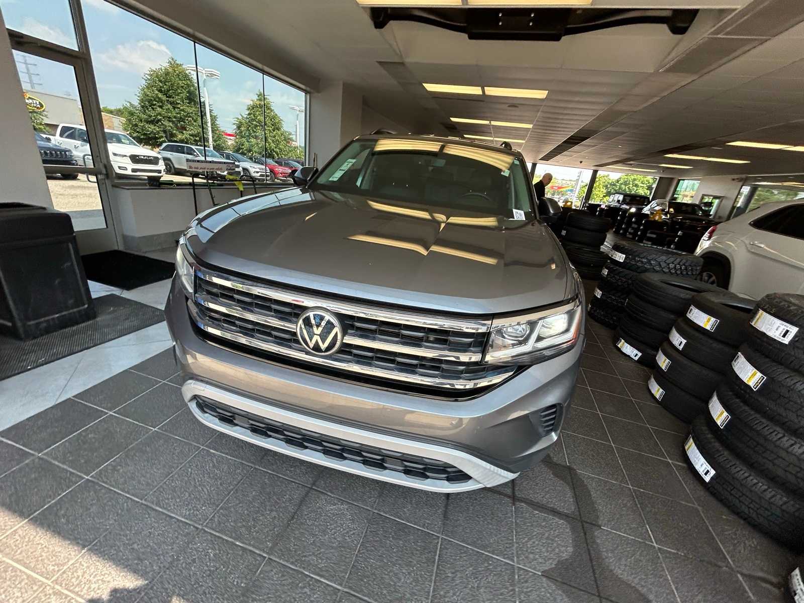 2022 Volkswagen Atlas SE photo 2