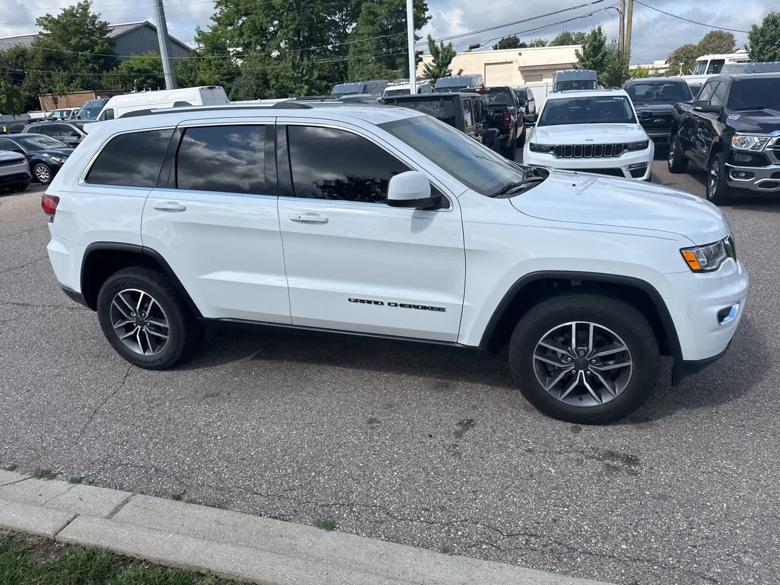 Thumbnail: 2020 Jeep Grand Cherokee - 12