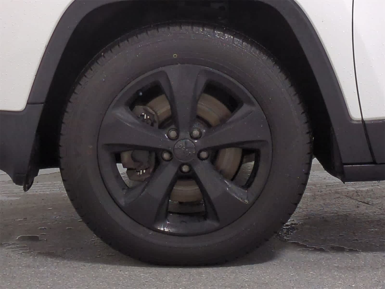 Thumbnail: 2016 Jeep Cherokee - 14