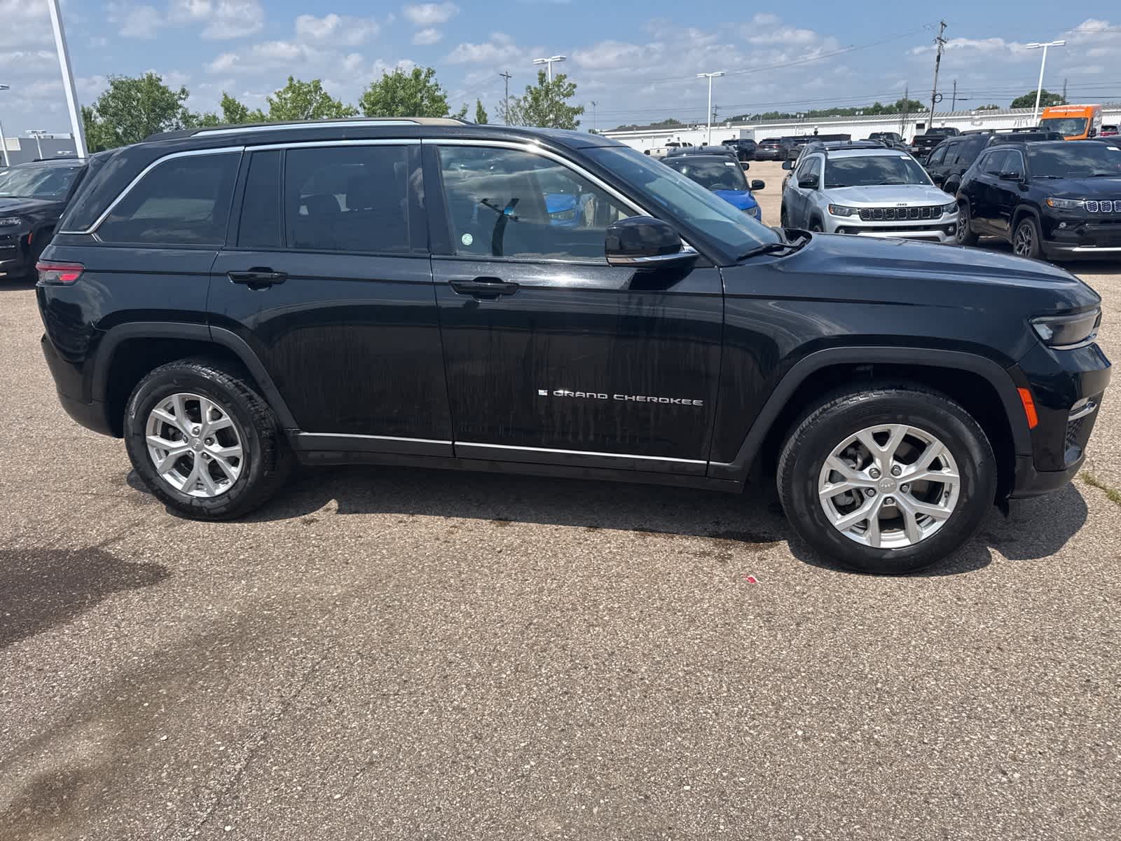 Thumbnail: 2023 Jeep Grand Cherokee - 10