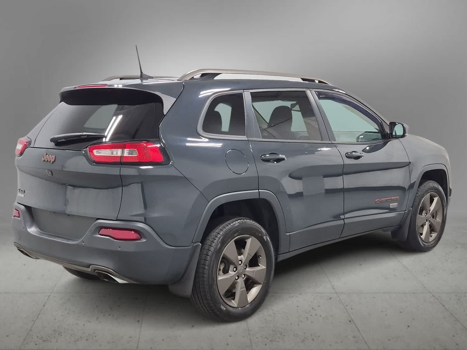 Thumbnail: 2017 Jeep Cherokee - 8