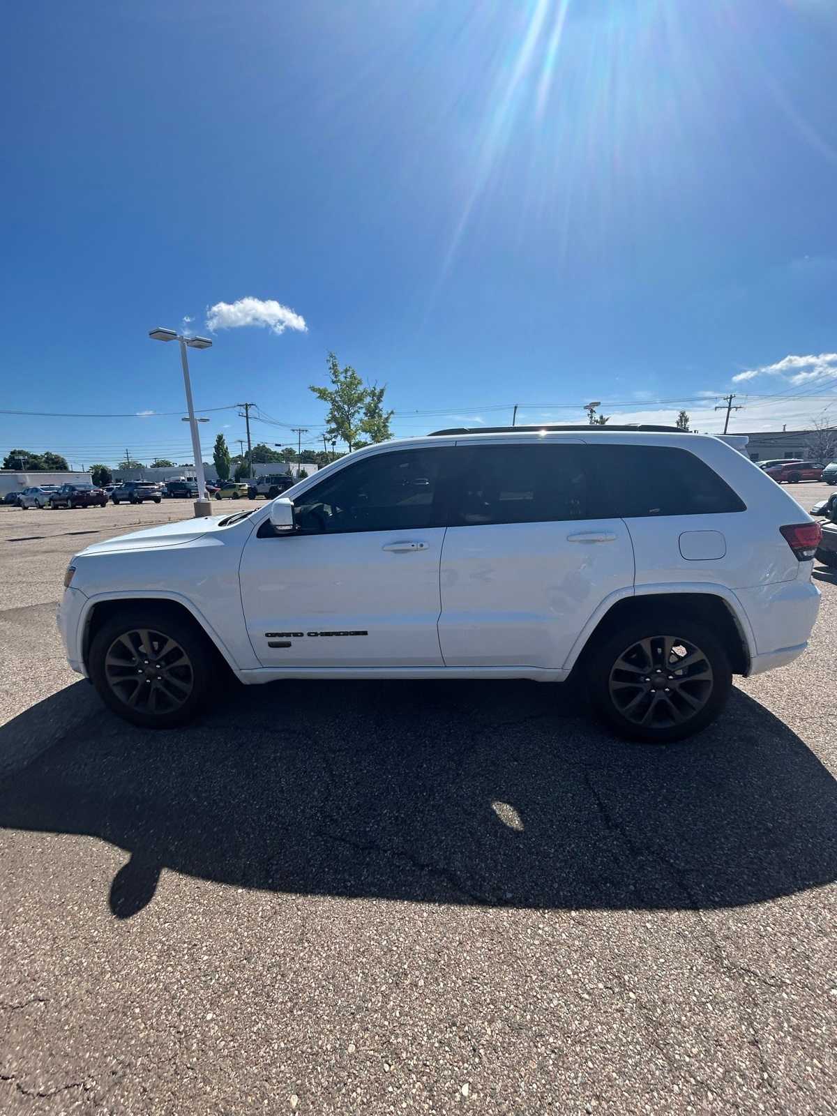 Thumbnail: 2017 Jeep Grand Cherokee - 23