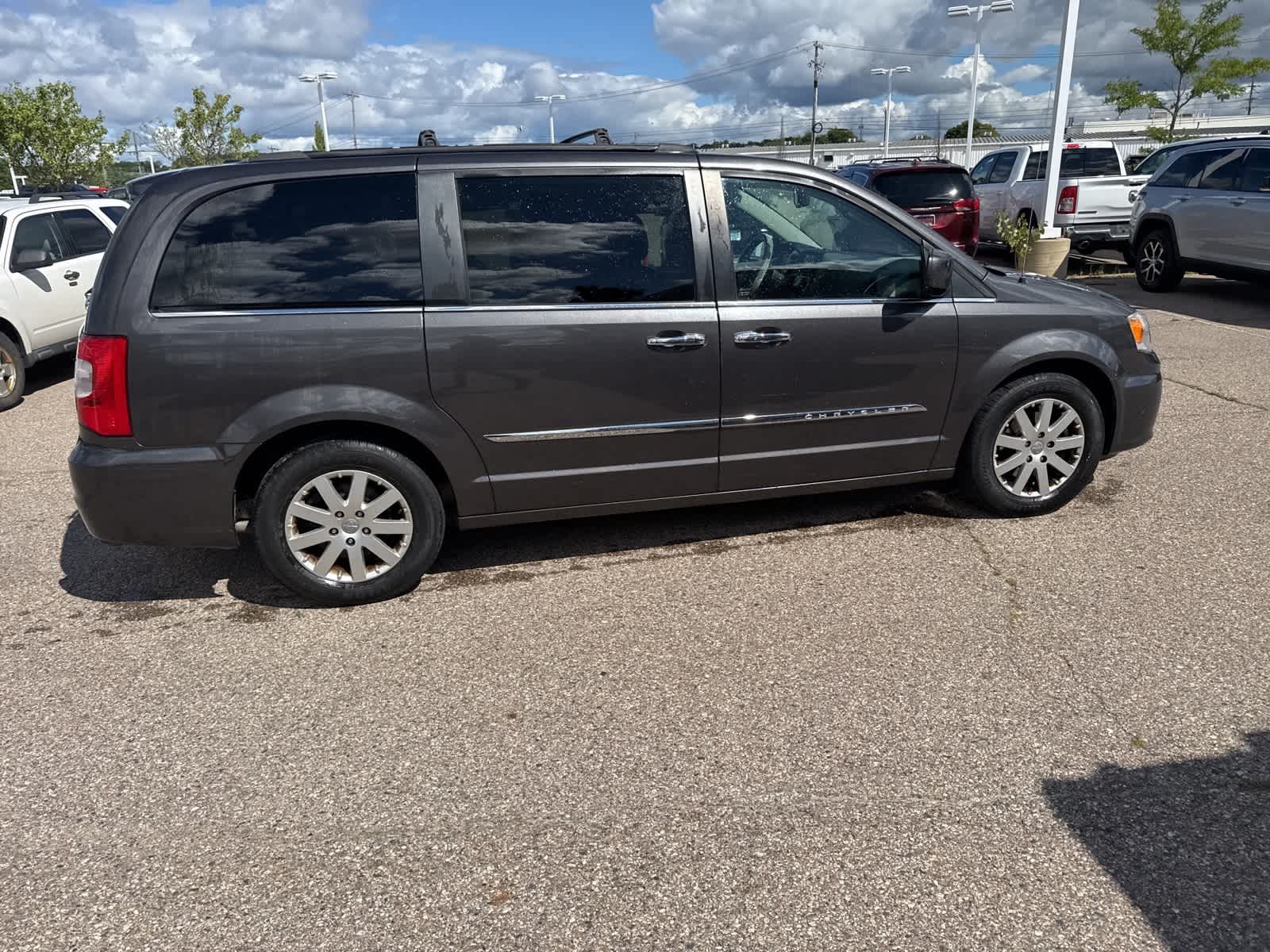 Thumbnail: 2015 Chrysler Town & Country - 12