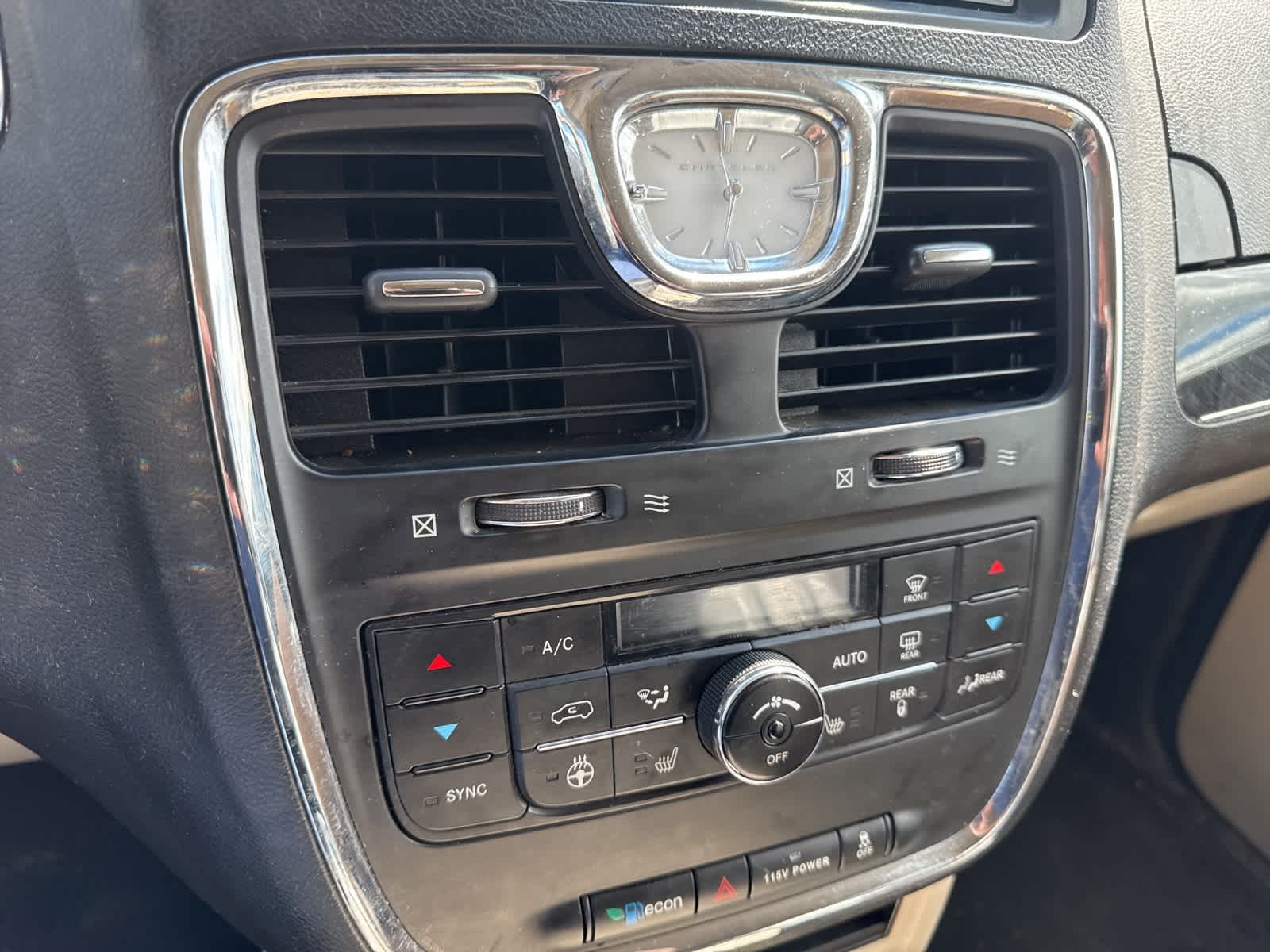 Thumbnail: 2015 Chrysler Town & Country - 32