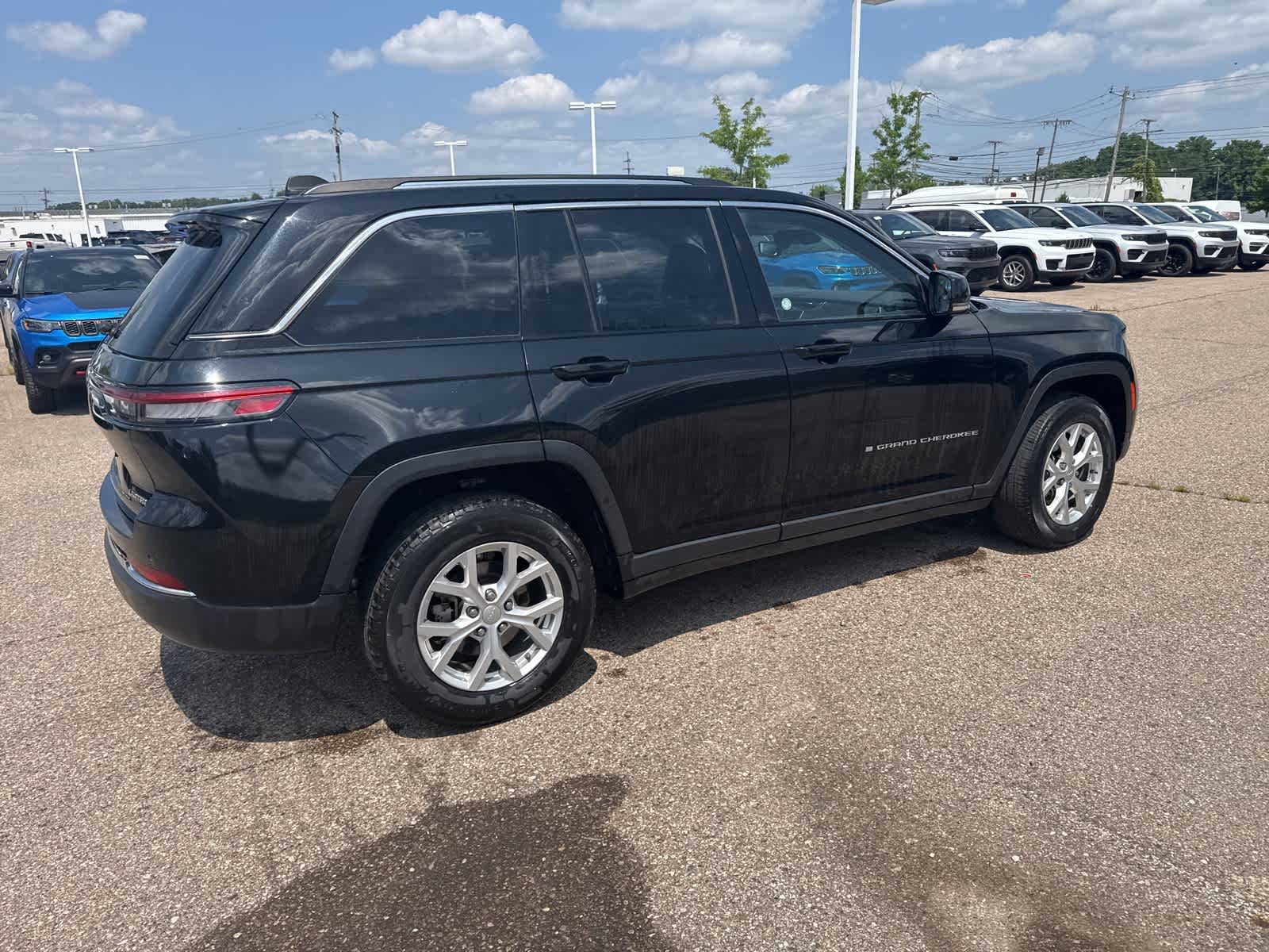 Thumbnail: 2023 Jeep Grand Cherokee - 14