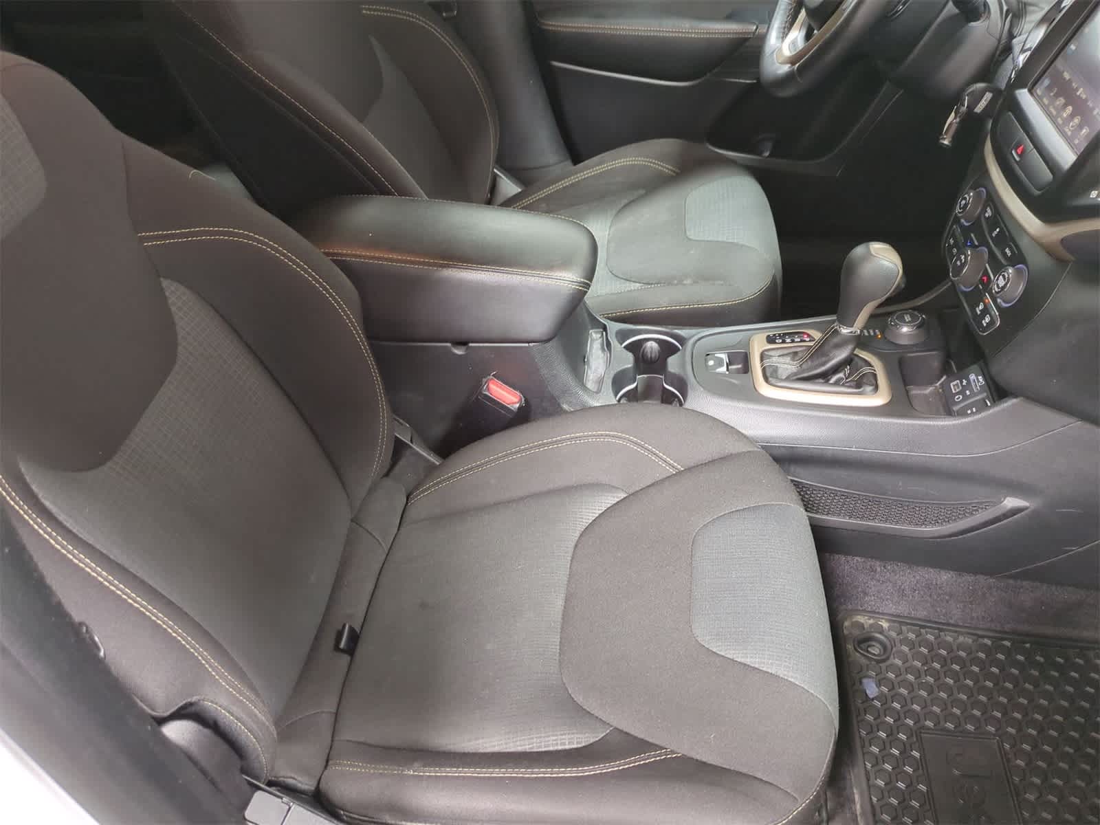 Thumbnail: 2016 Jeep Cherokee - 21