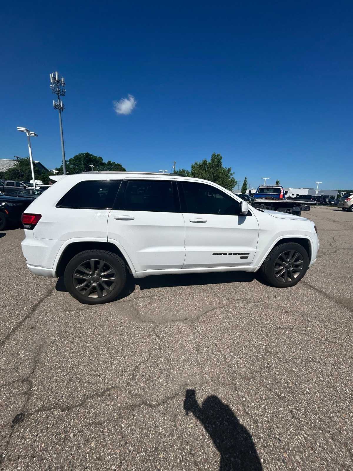 Thumbnail: 2017 Jeep Grand Cherokee - 12