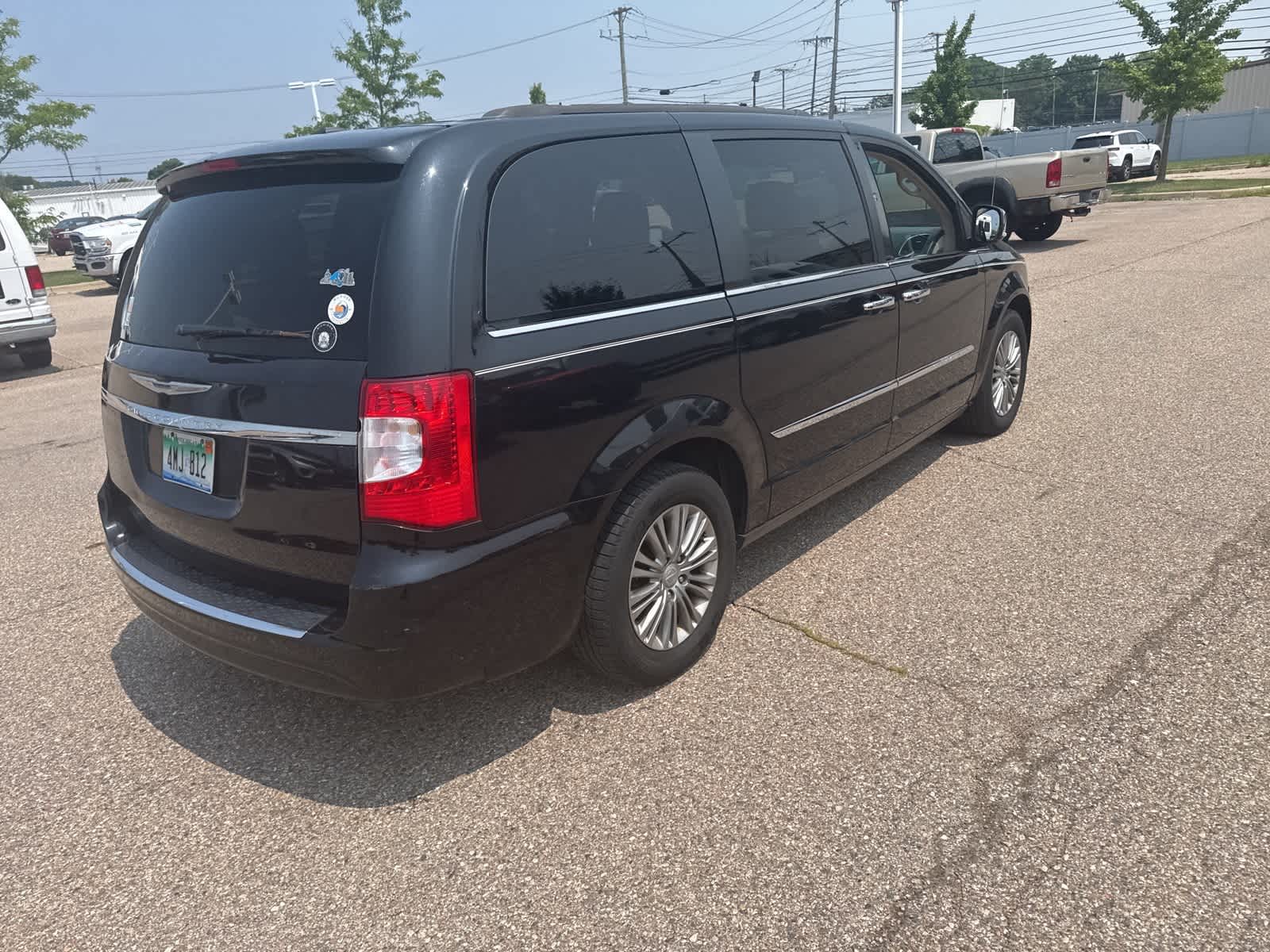 Thumbnail: 2016 Chrysler Town & Country - 16
