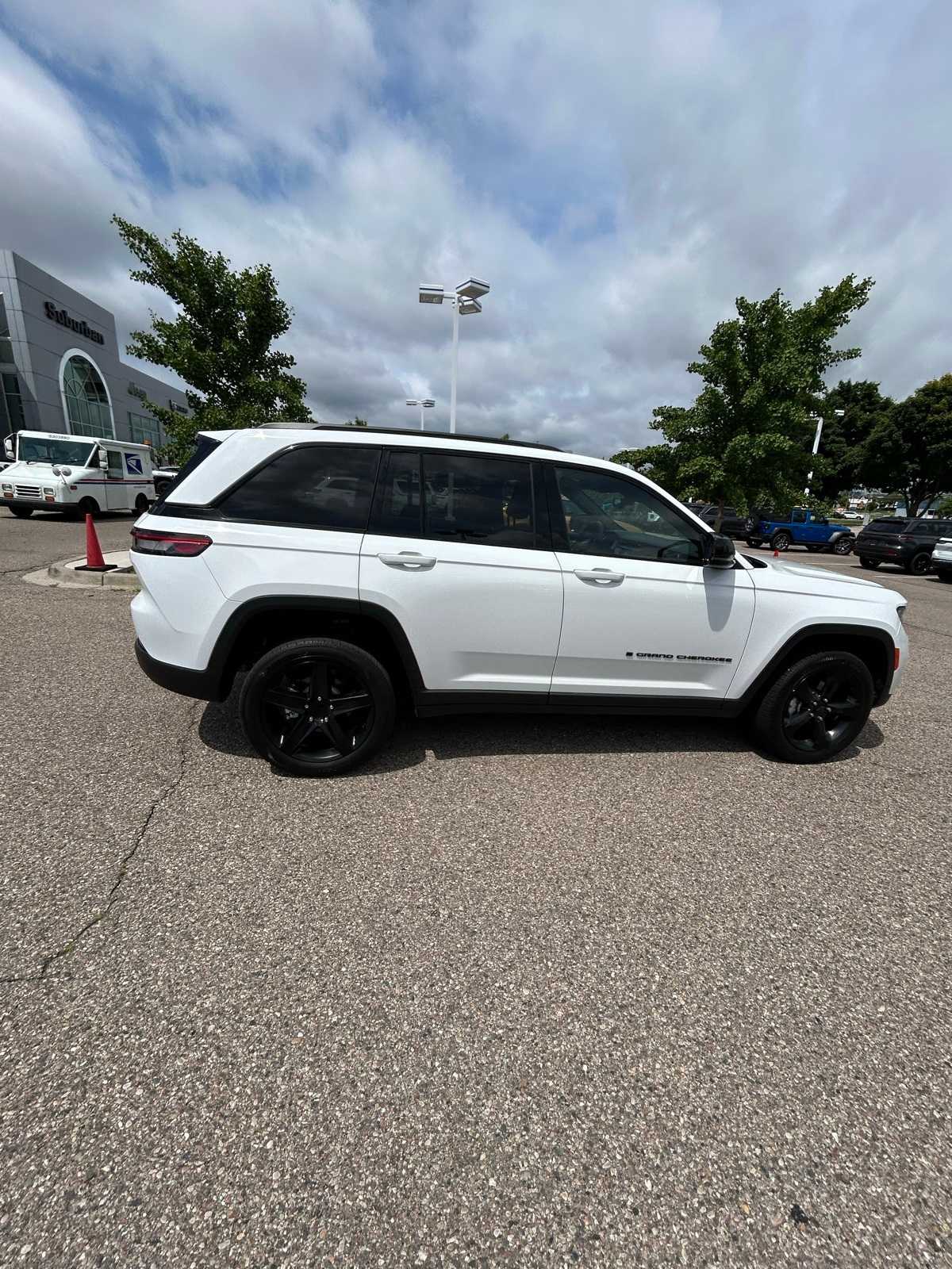 Thumbnail: 2023 Jeep Grand Cherokee - 15