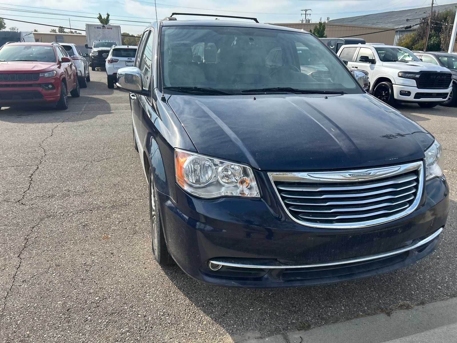 Thumbnail: 2016 Chrysler Town & Country - 6