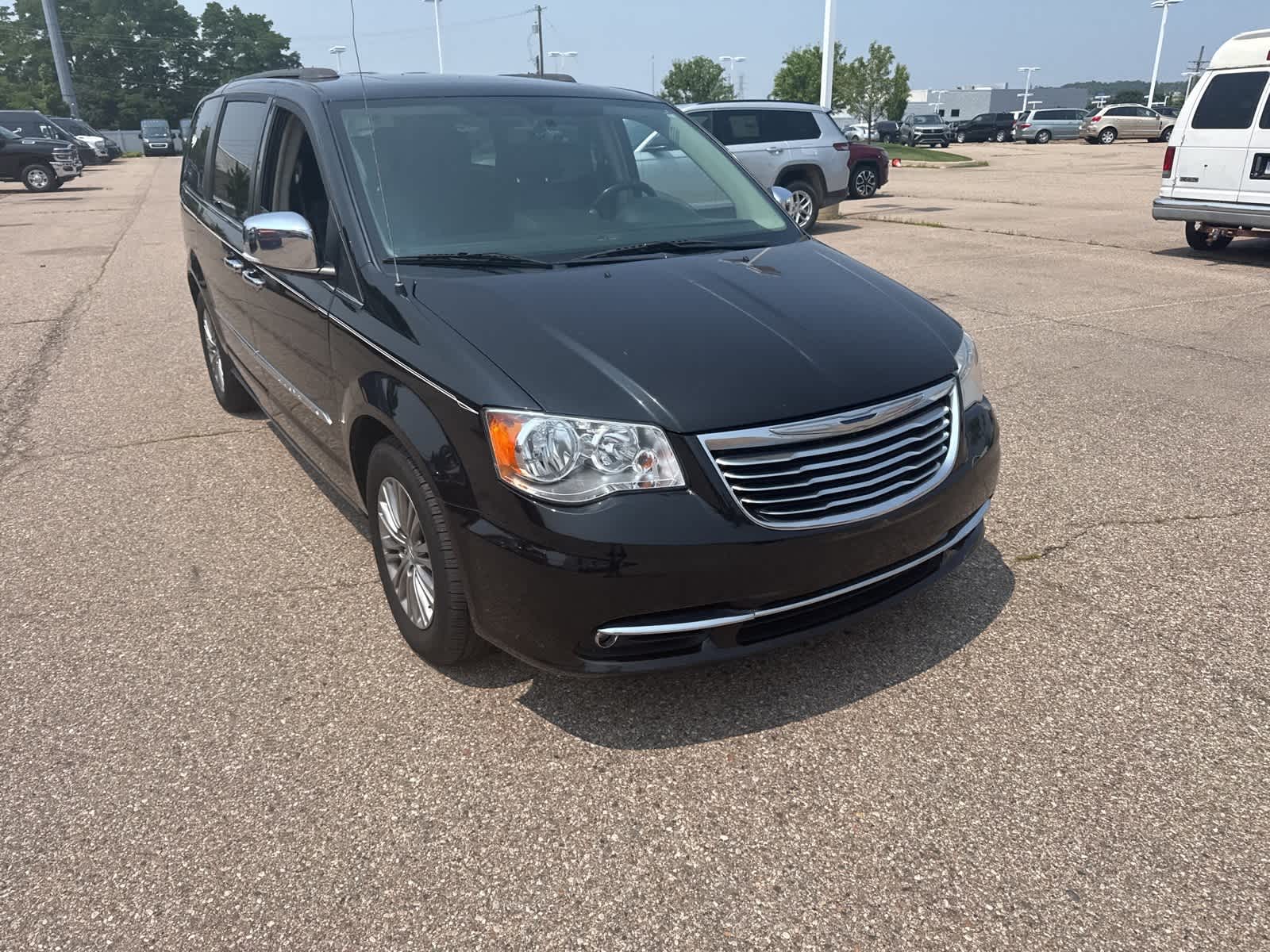 Thumbnail: 2016 Chrysler Town & Country - 7