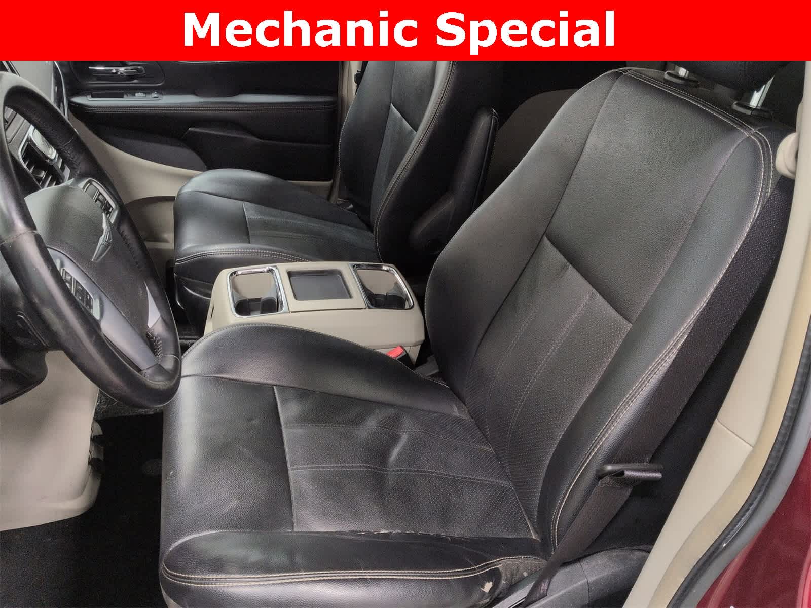 Thumbnail: 2012 Chrysler Town & Country - 17