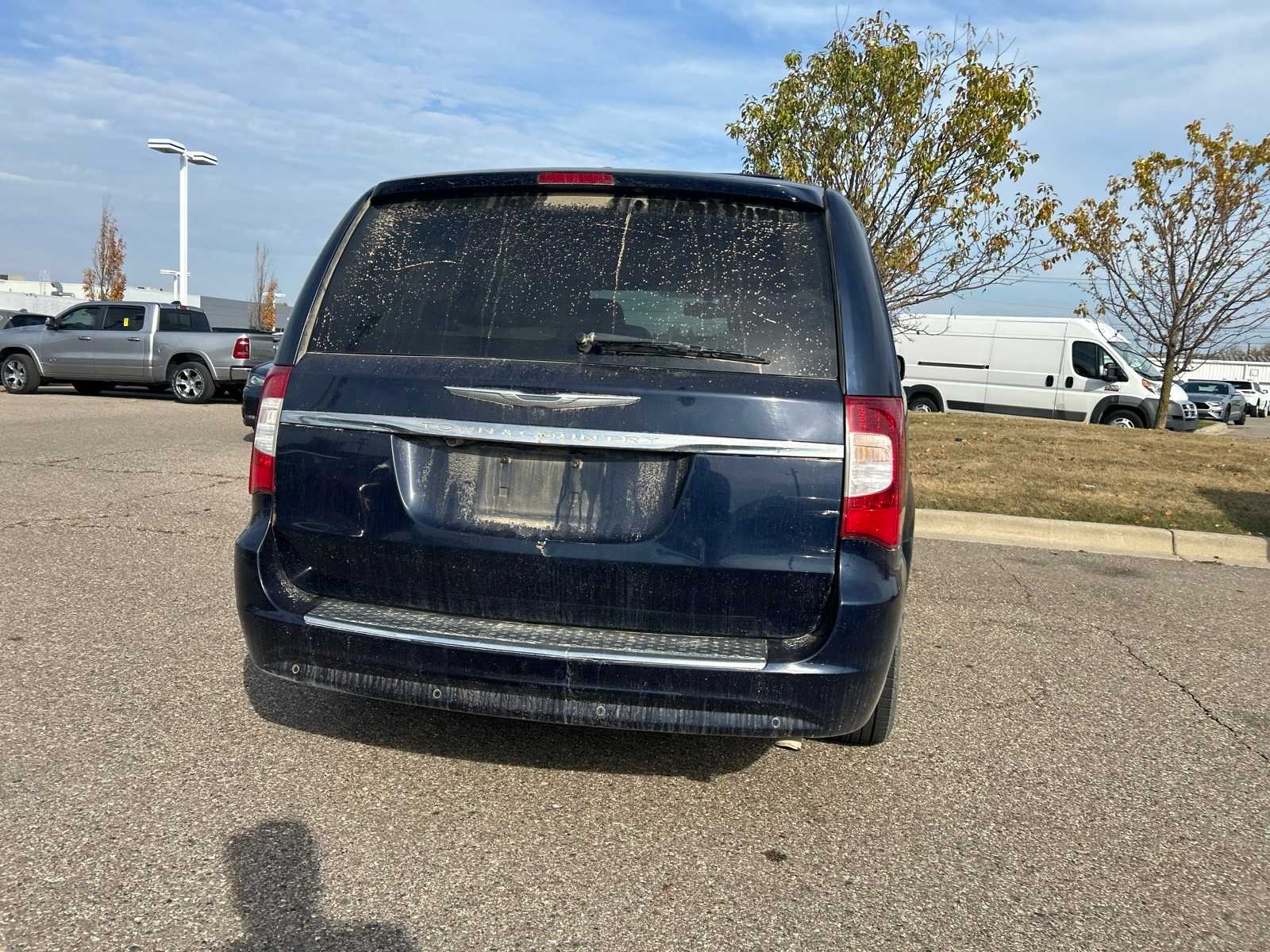 Thumbnail: 2016 Chrysler Town & Country - 17