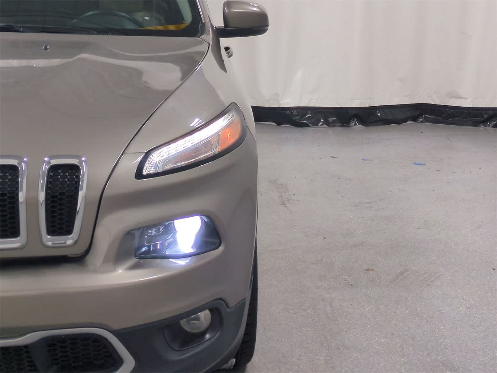 Thumbnail: 2016 Jeep Cherokee - 11