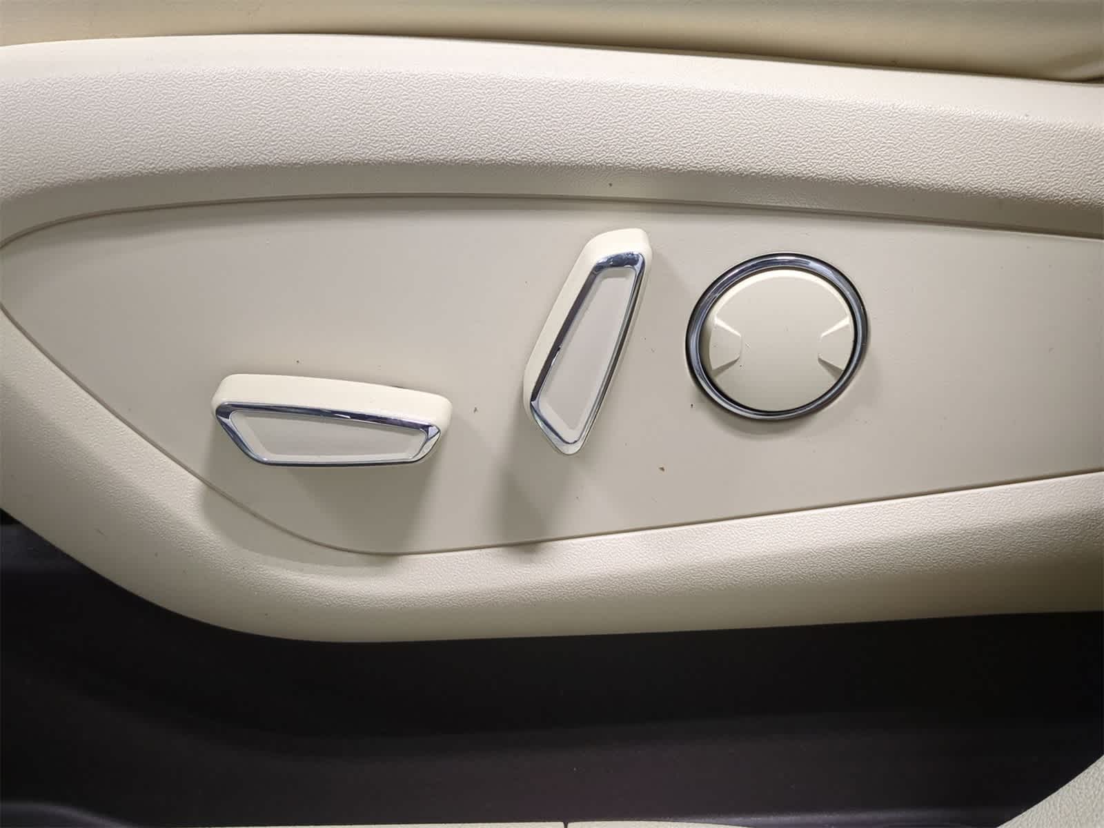 Thumbnail: 2015 Lincoln MKC - 18