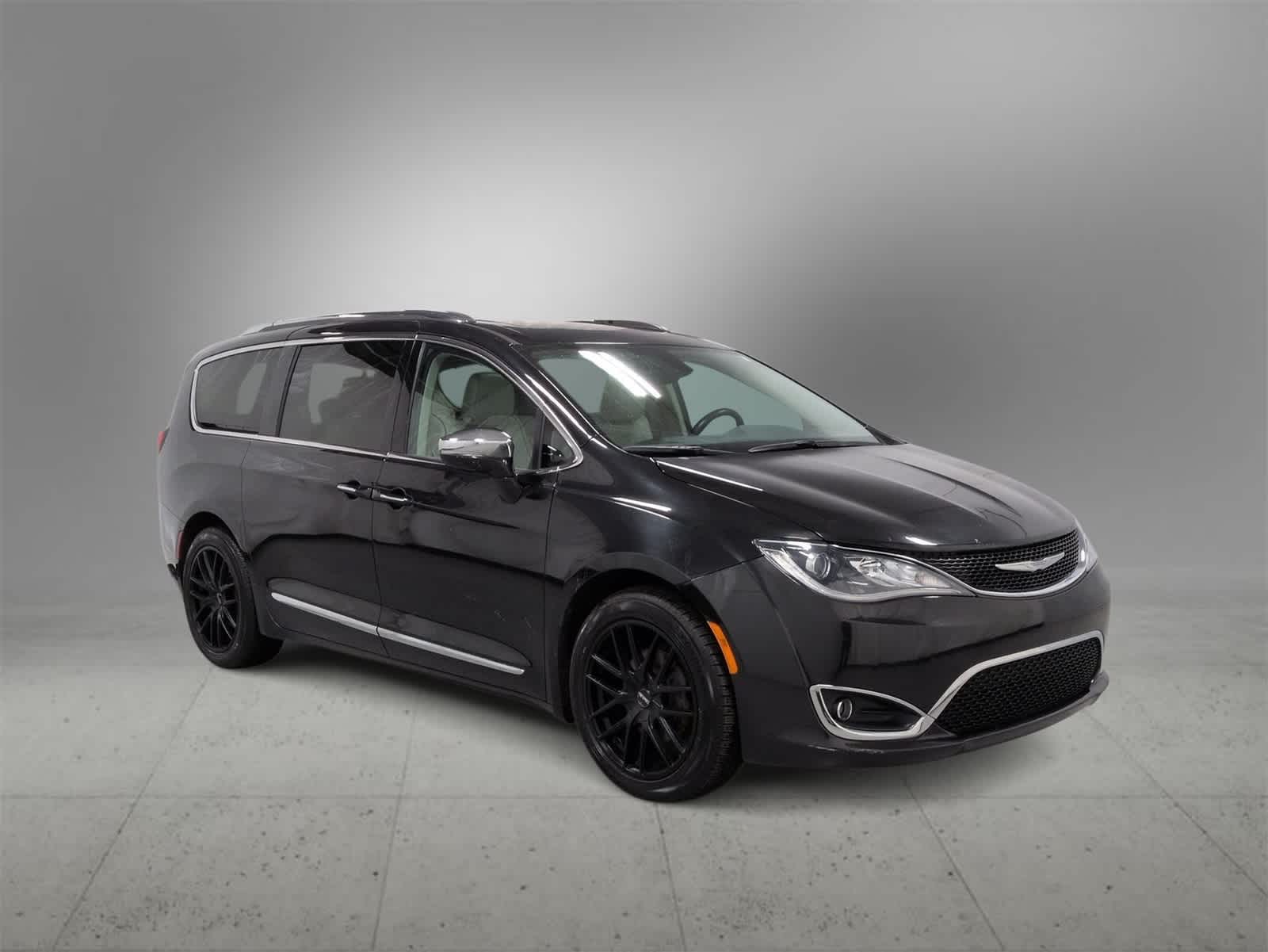 Thumbnail: 2017 Chrysler Pacifica - 3