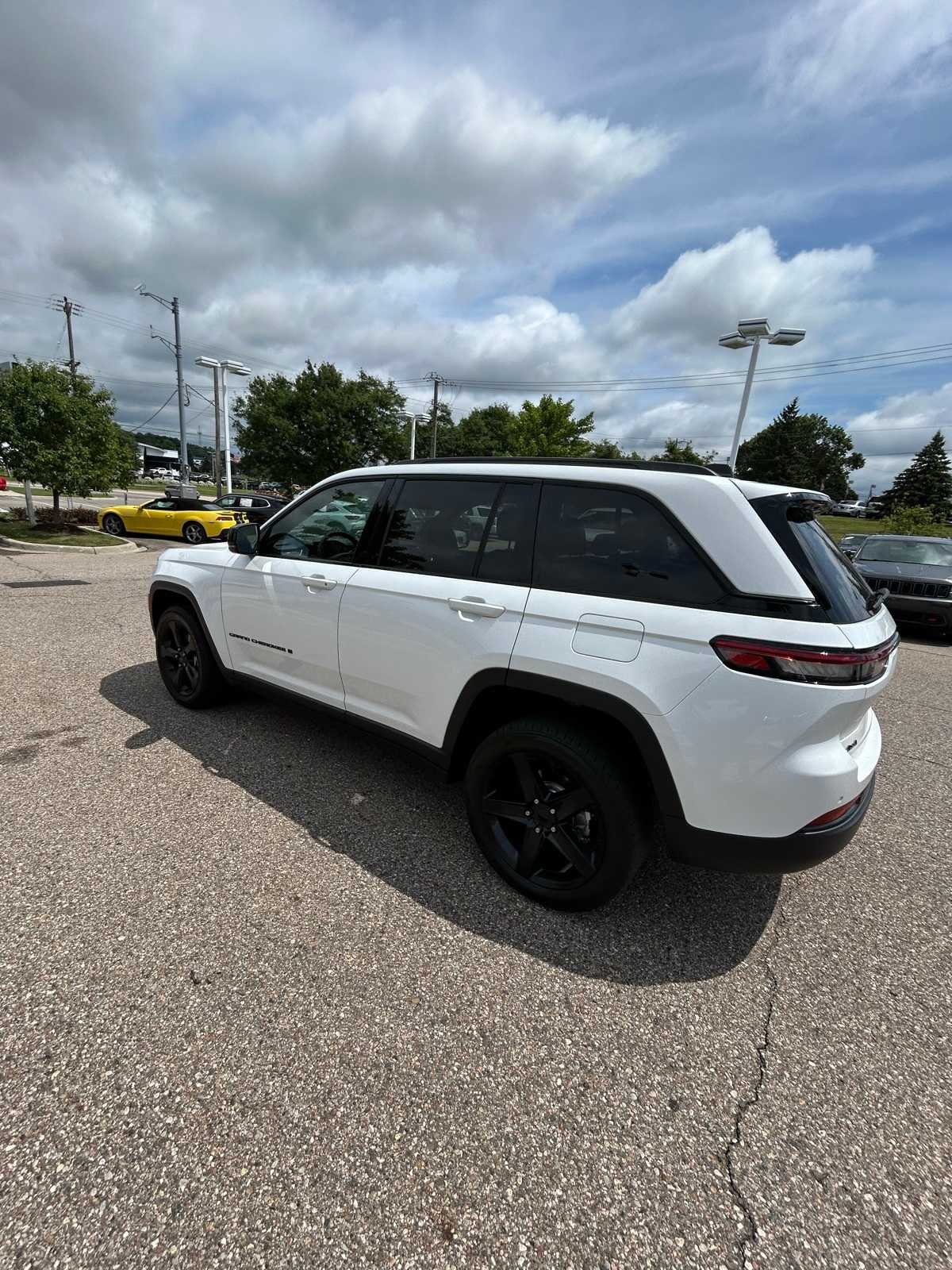 Thumbnail: 2023 Jeep Grand Cherokee - 23