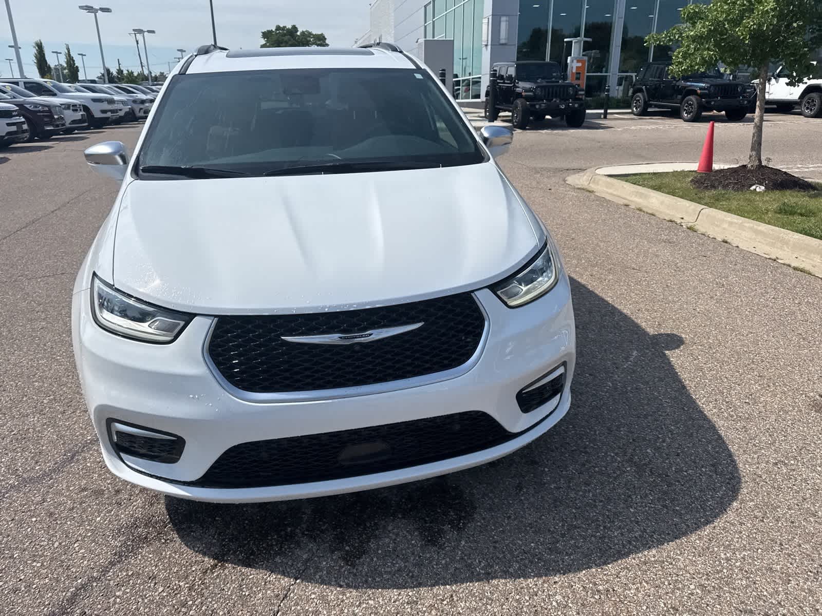 Thumbnail: 2022 Chrysler Pacifica - 5