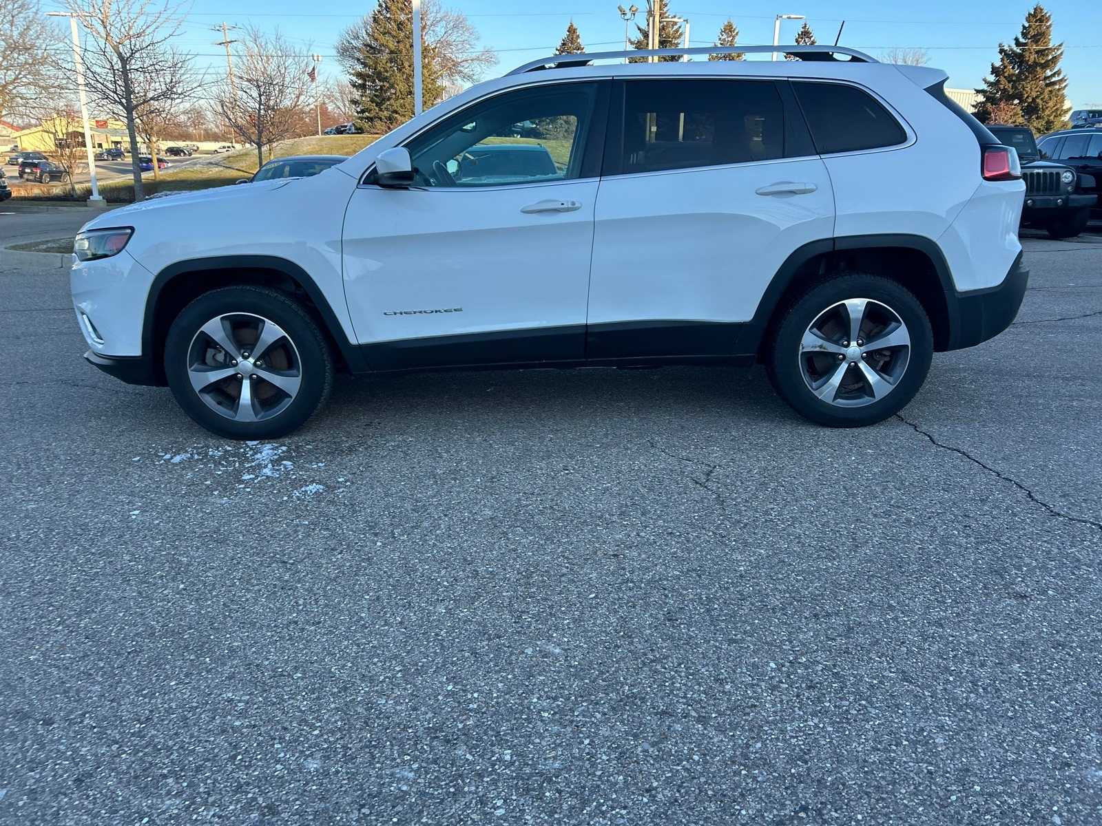 Thumbnail: 2019 Jeep Cherokee - 28