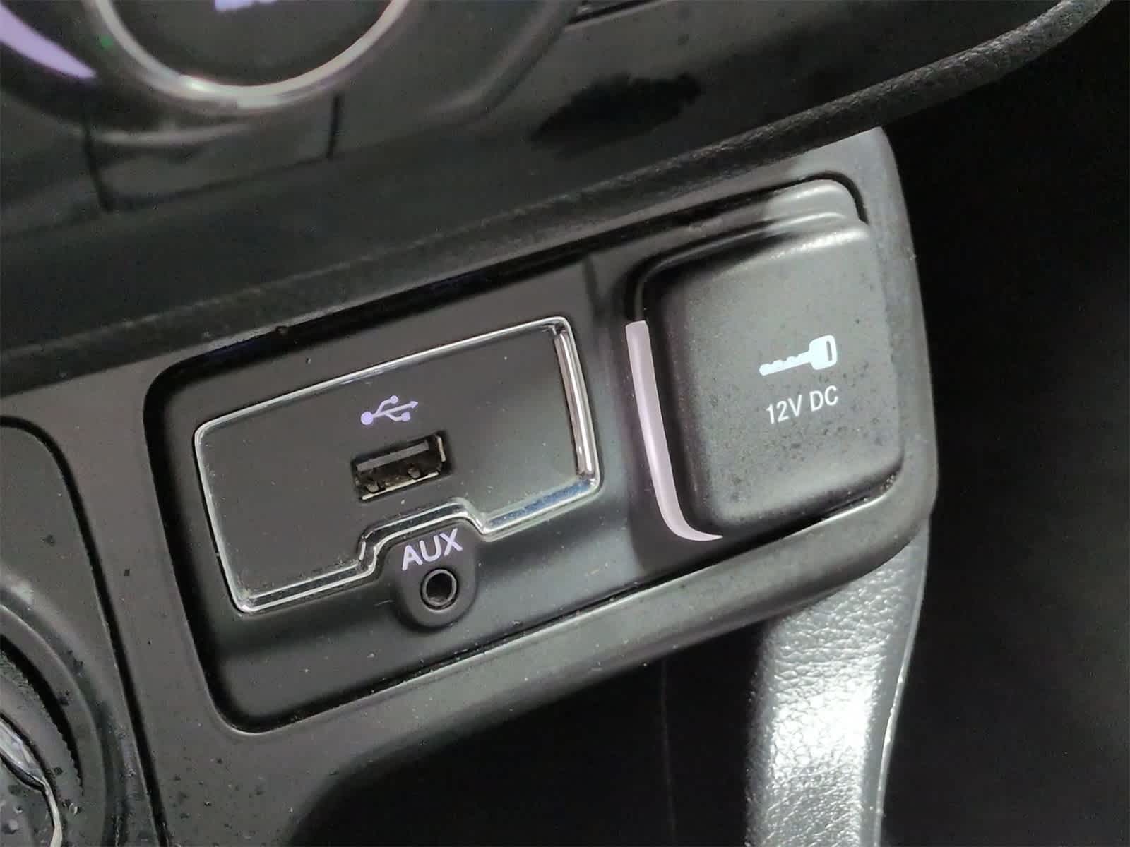 Thumbnail: 2019 Jeep Renegade - 31